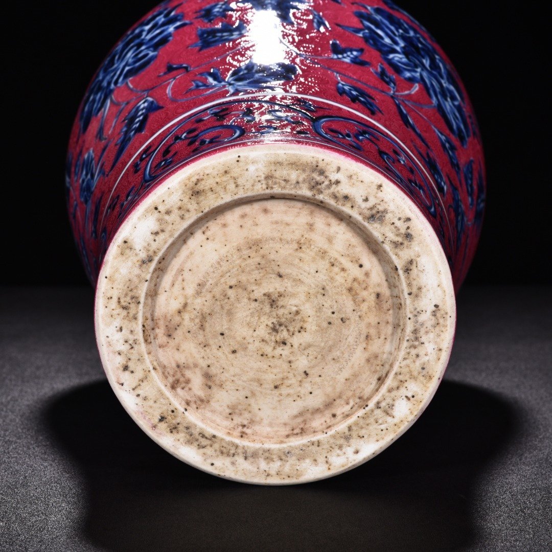 Ming Dynasty Xuande blue and white rouge red rolled flower pattern plum vase