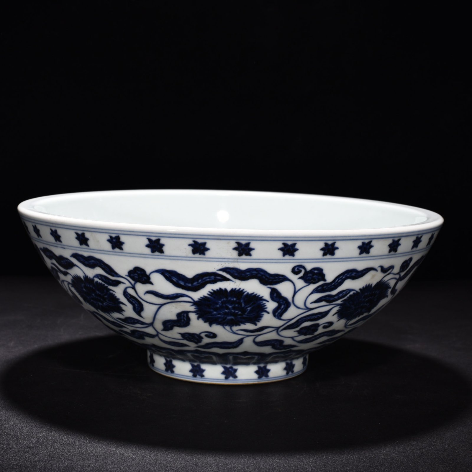 Ming Dynasty Xuande blue and white flower pattern dice bowl