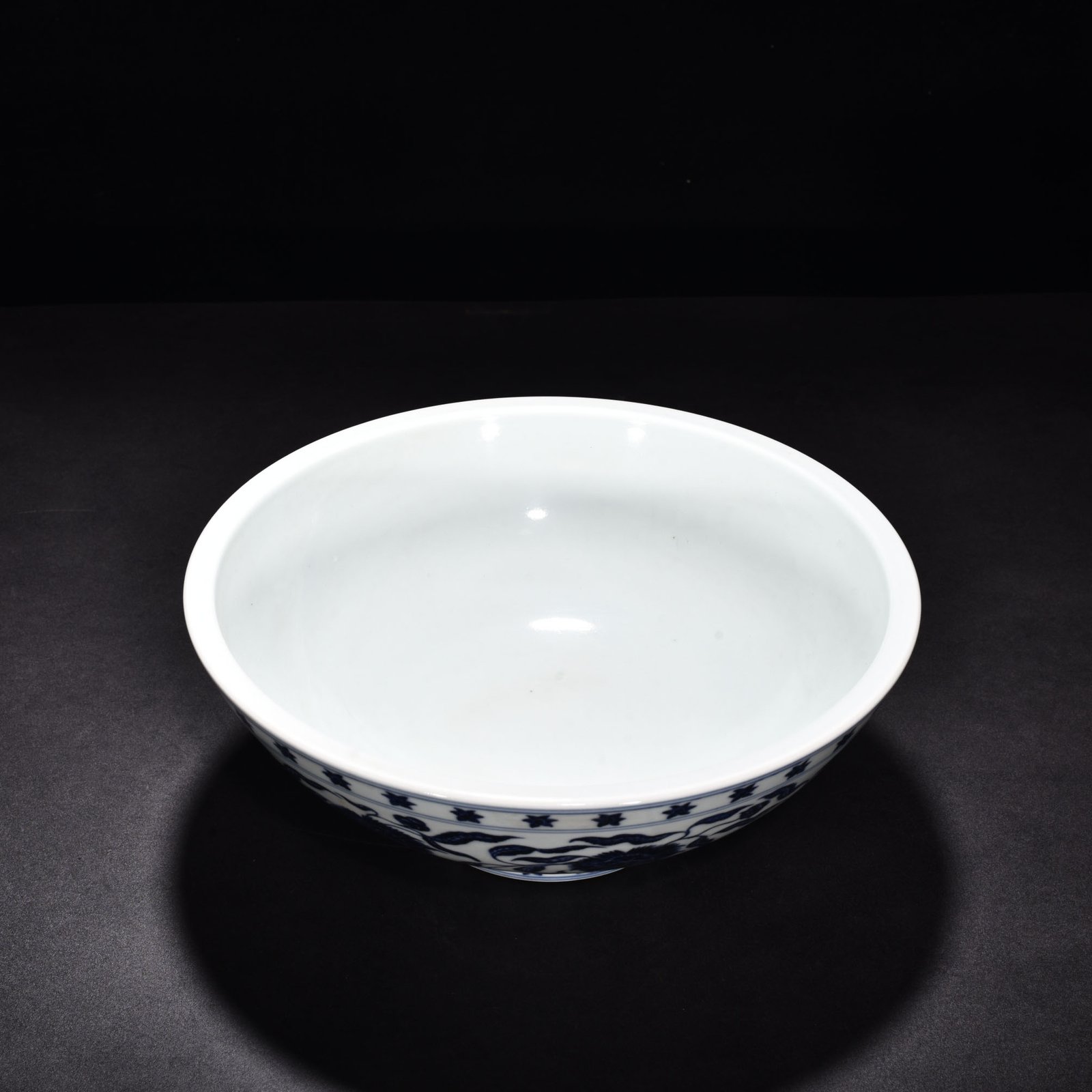 Ming Dynasty Xuande blue and white flower pattern dice bowl