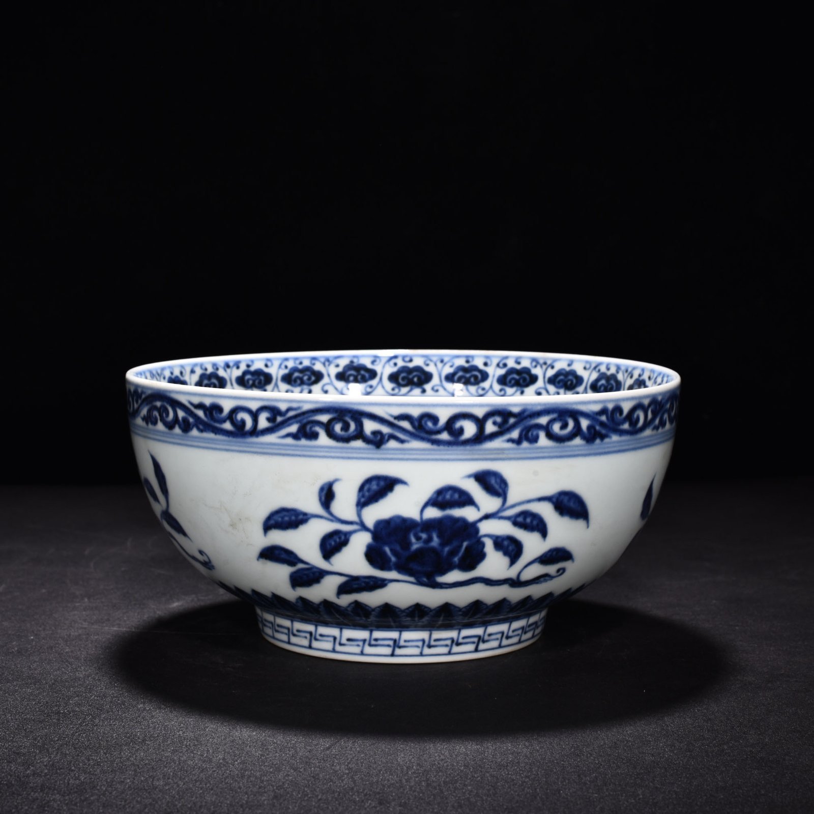 Ming Dynasty Xuande blue and white Arhat bowl with flower and fruit patterns