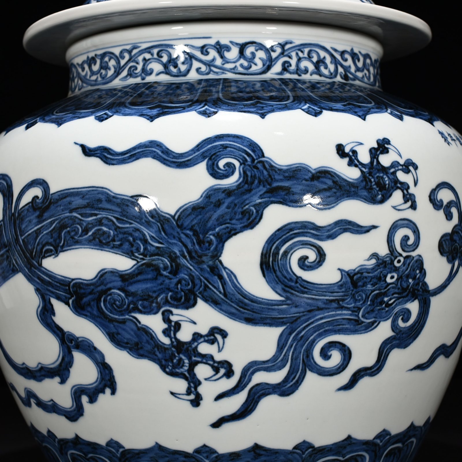 Ming Dynasty Xuande blue and white chilong pattern general jar