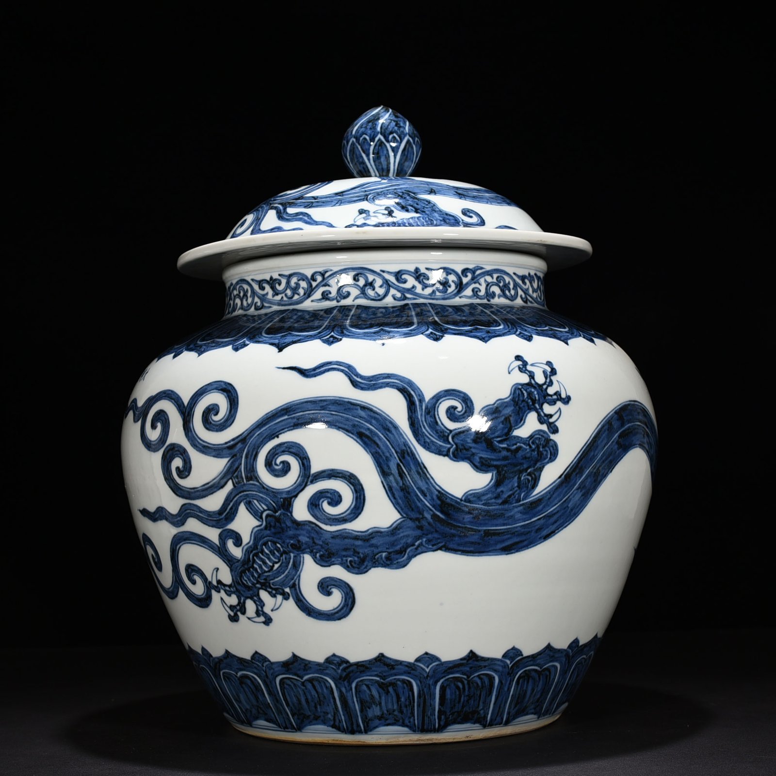 Ming Dynasty Xuande blue and white chilong pattern general jar