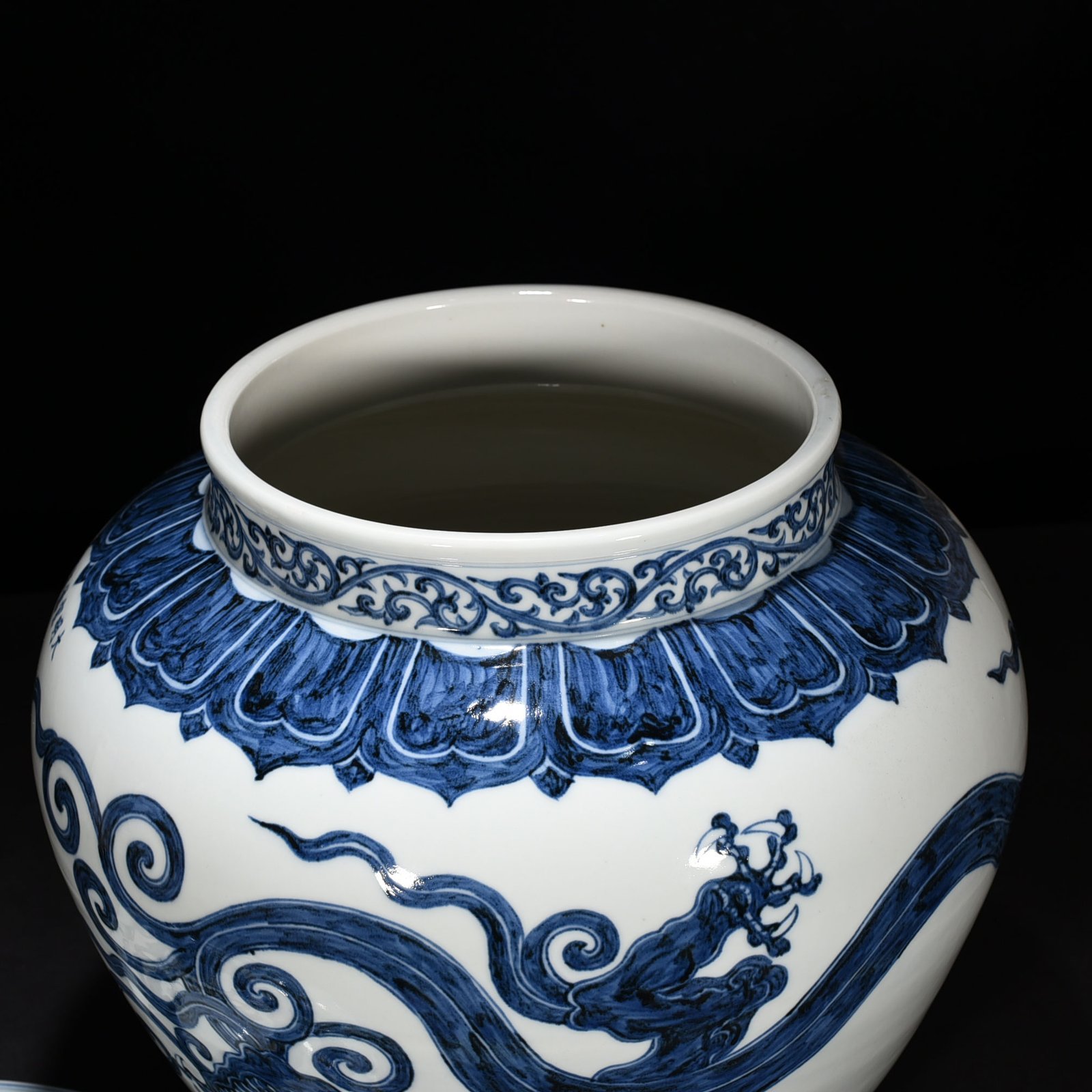 Ming Dynasty Xuande blue and white chilong pattern general jar
