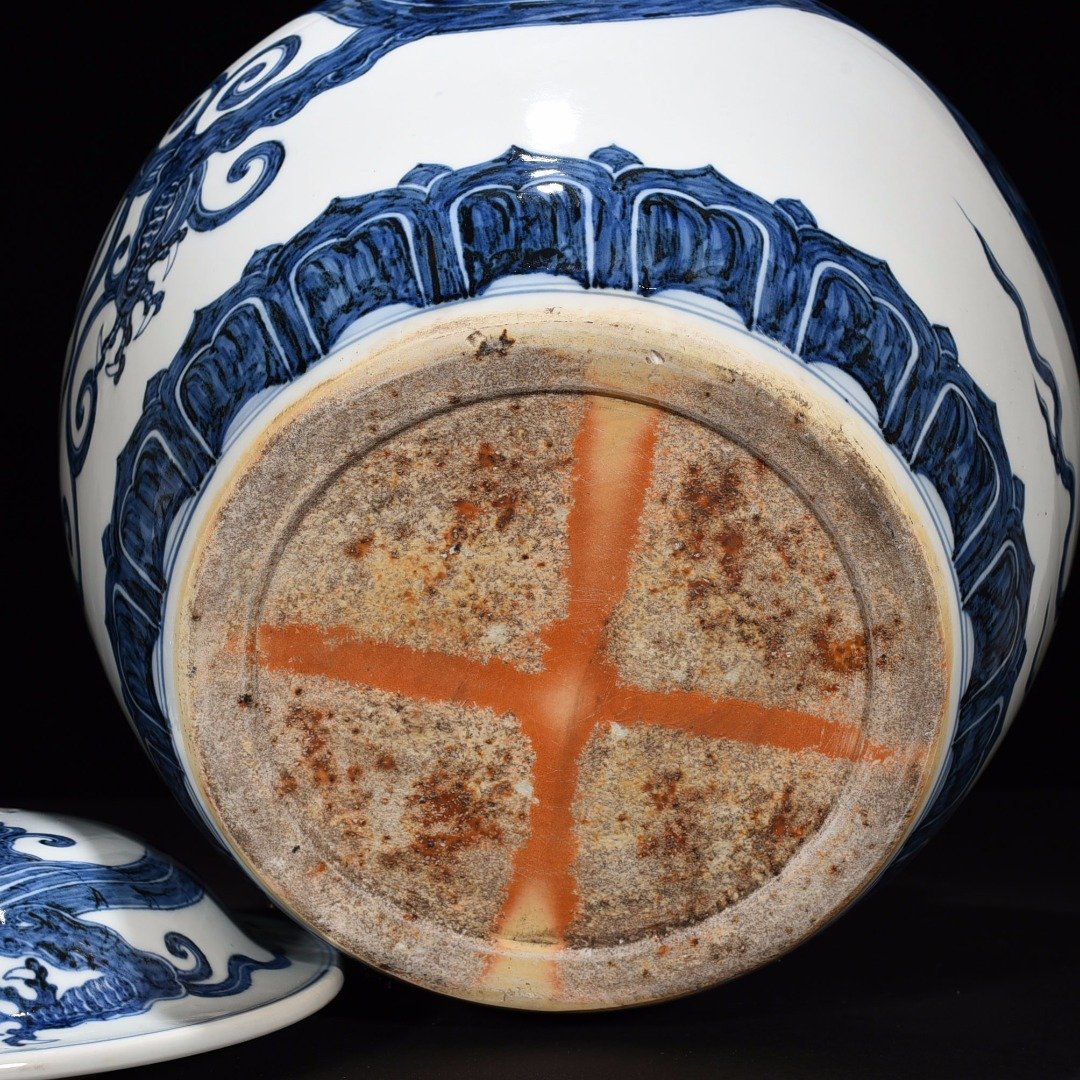 Ming Dynasty Xuande blue and white chilong pattern general jar