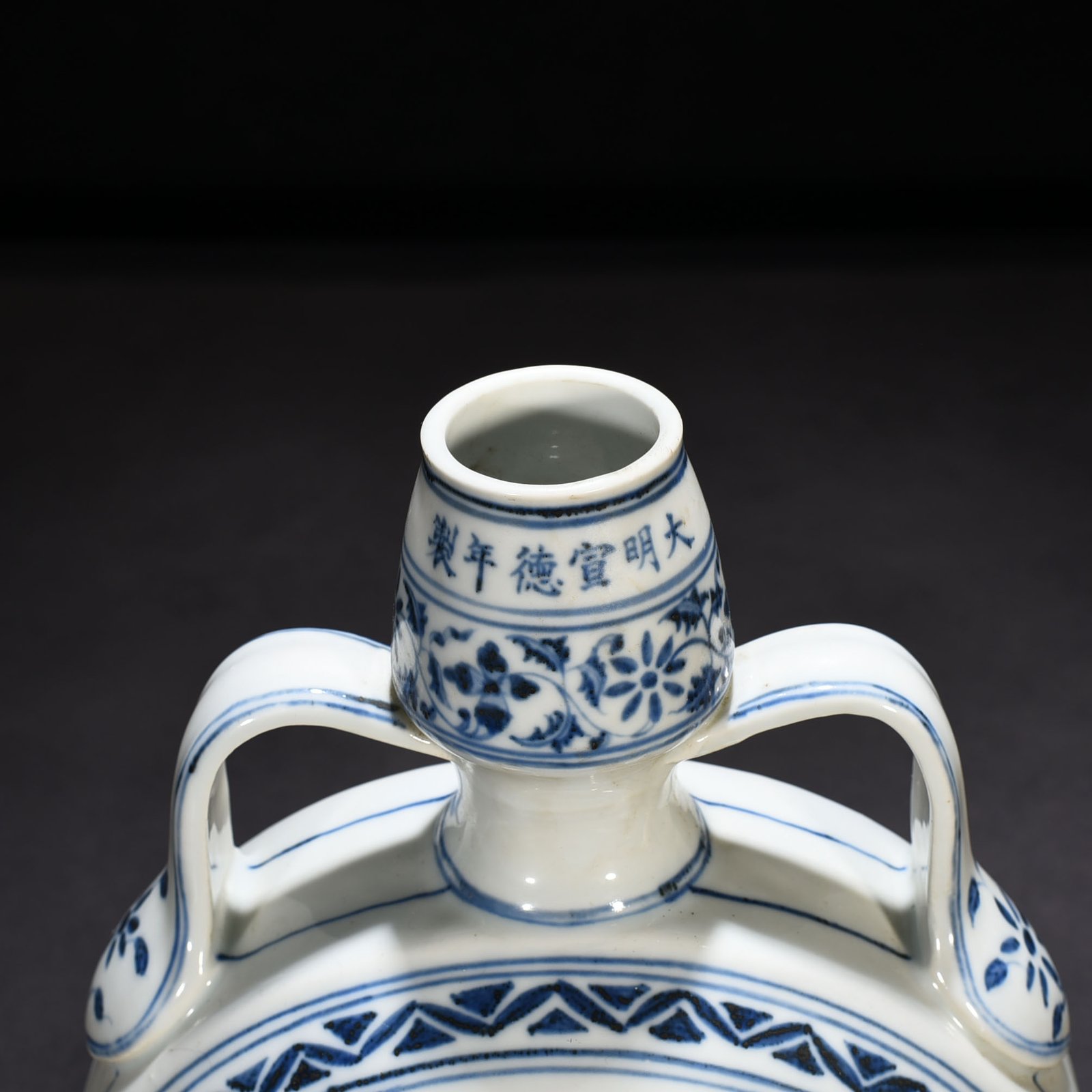 Ming Dynasty Xuande blue and white wheel pattern brocade gourd vase