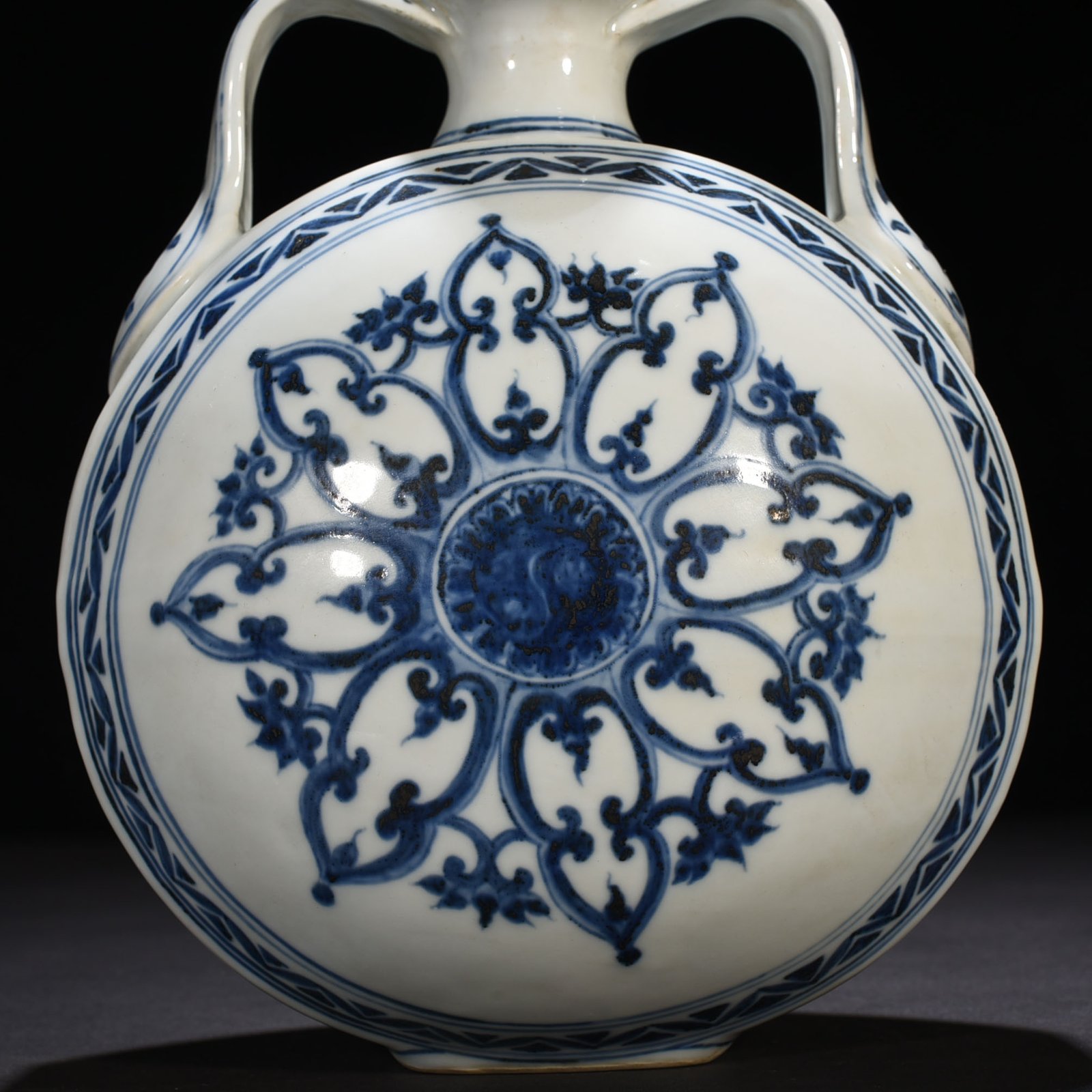 Ming Dynasty Xuande blue and white wheel pattern brocade gourd vase