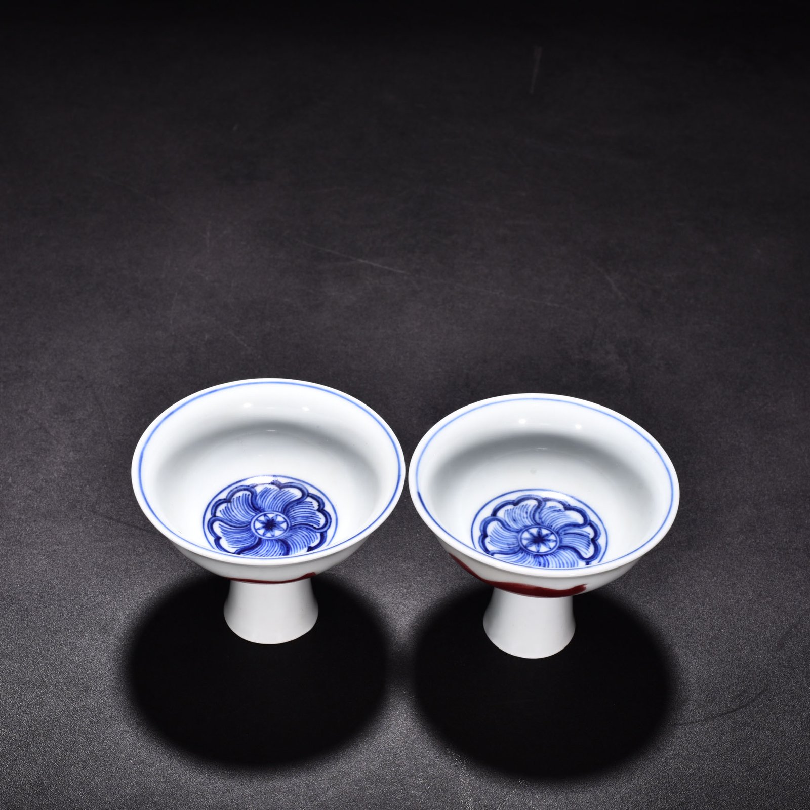 Ming Dynasty Xuande blue and white underglaze red wheel pattern three-fish goblet
