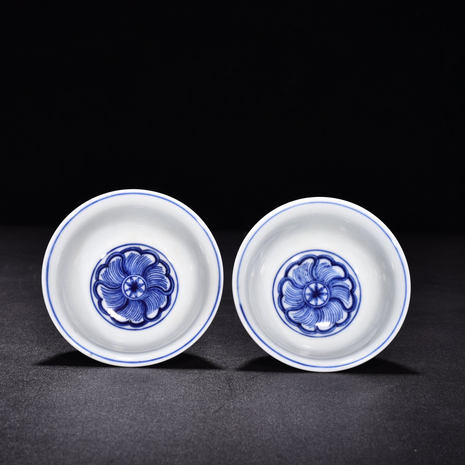 Ming Dynasty Xuande blue and white underglaze red wheel pattern three-fish goblet