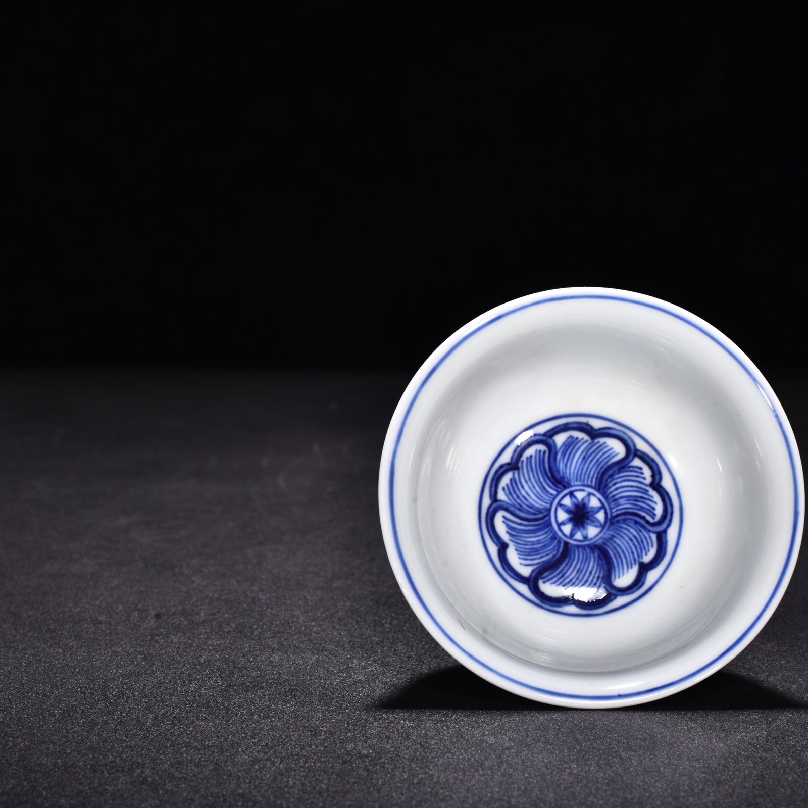 Ming Dynasty Xuande blue and white underglaze red wheel pattern three-fish goblet