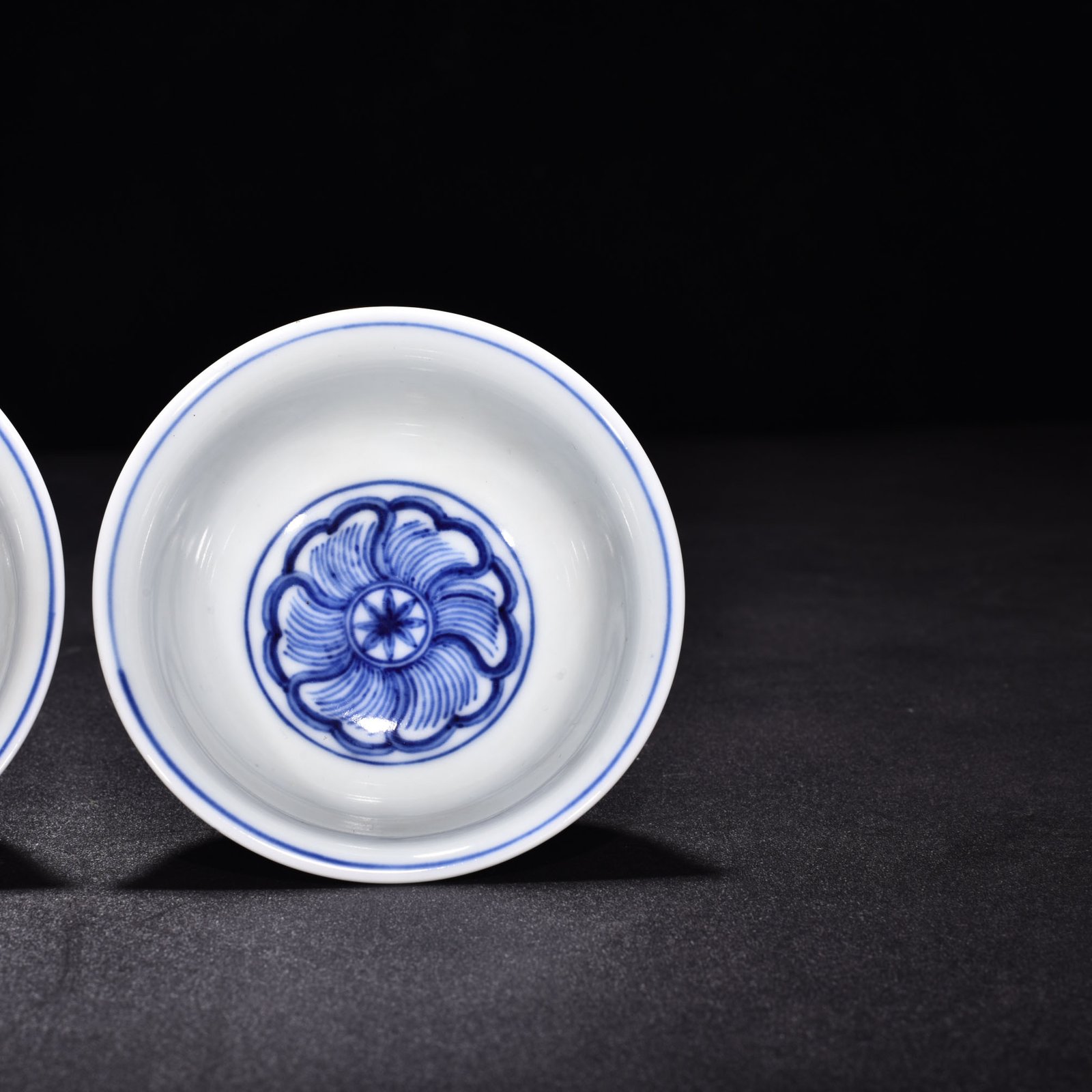 Ming Dynasty Xuande blue and white underglaze red wheel pattern three-fish goblet