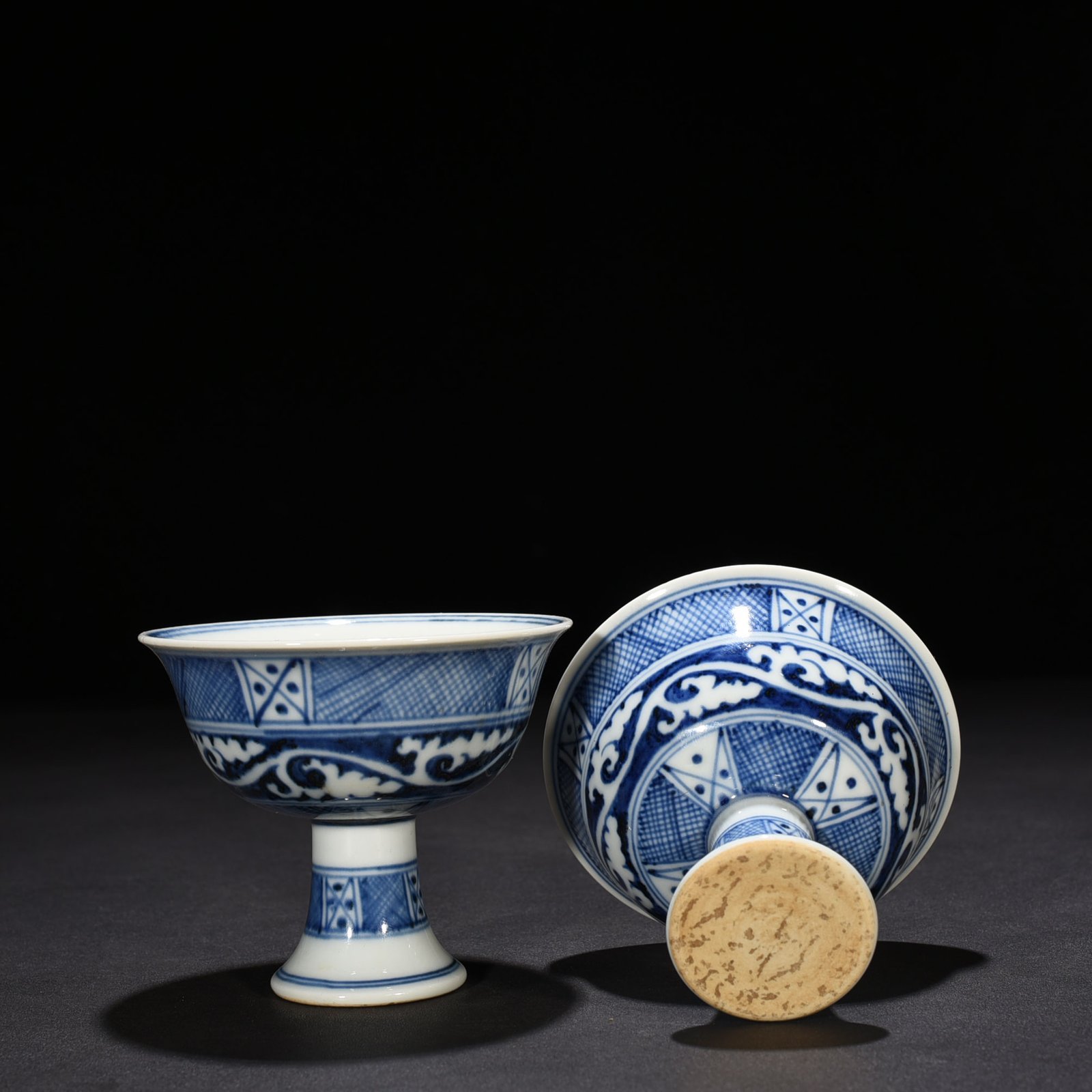 Ming Dynasty Xuande blue and white brocade flower pattern goblet