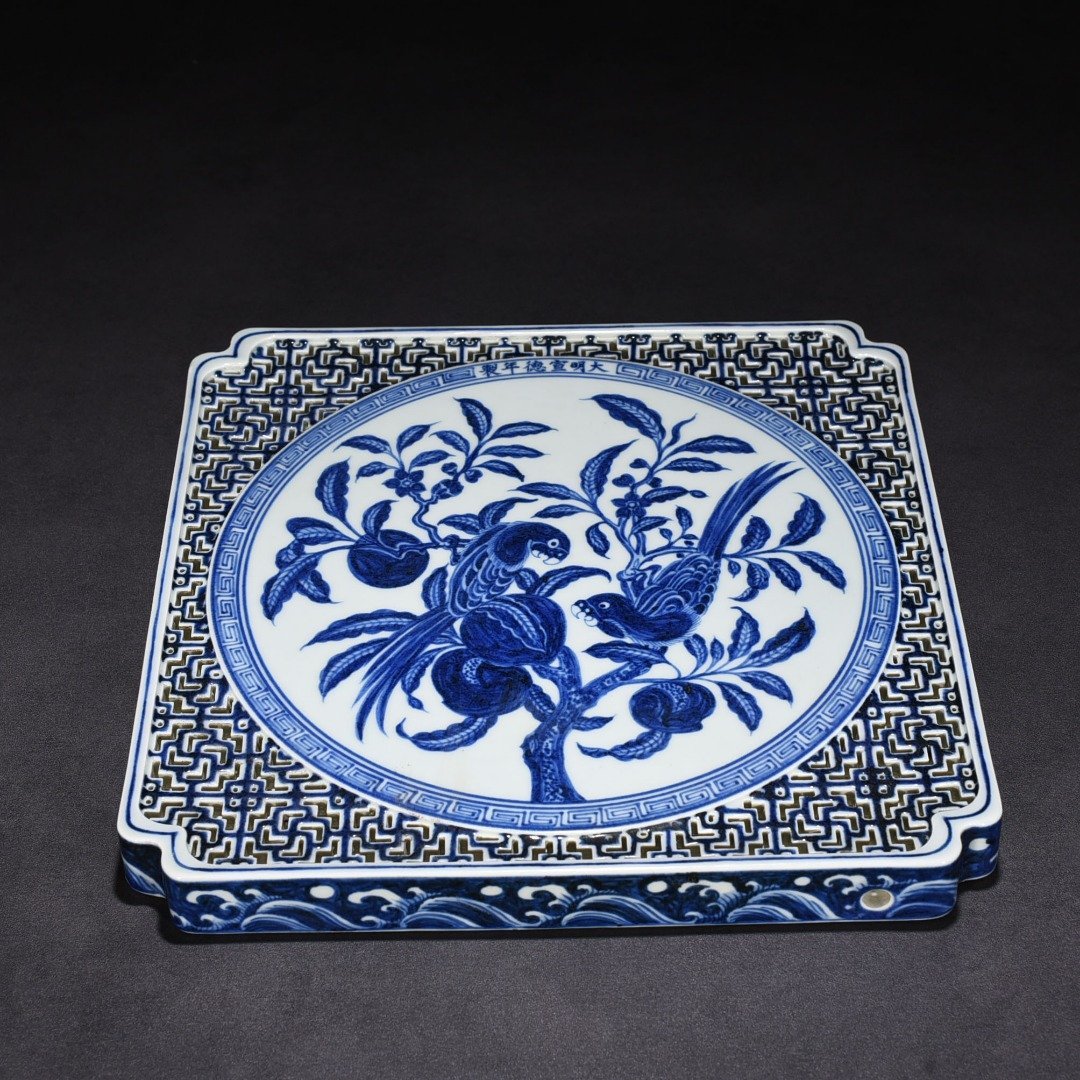 Ming Dynasty Xuande blue and white hollow tea tray with flower and bird patterns