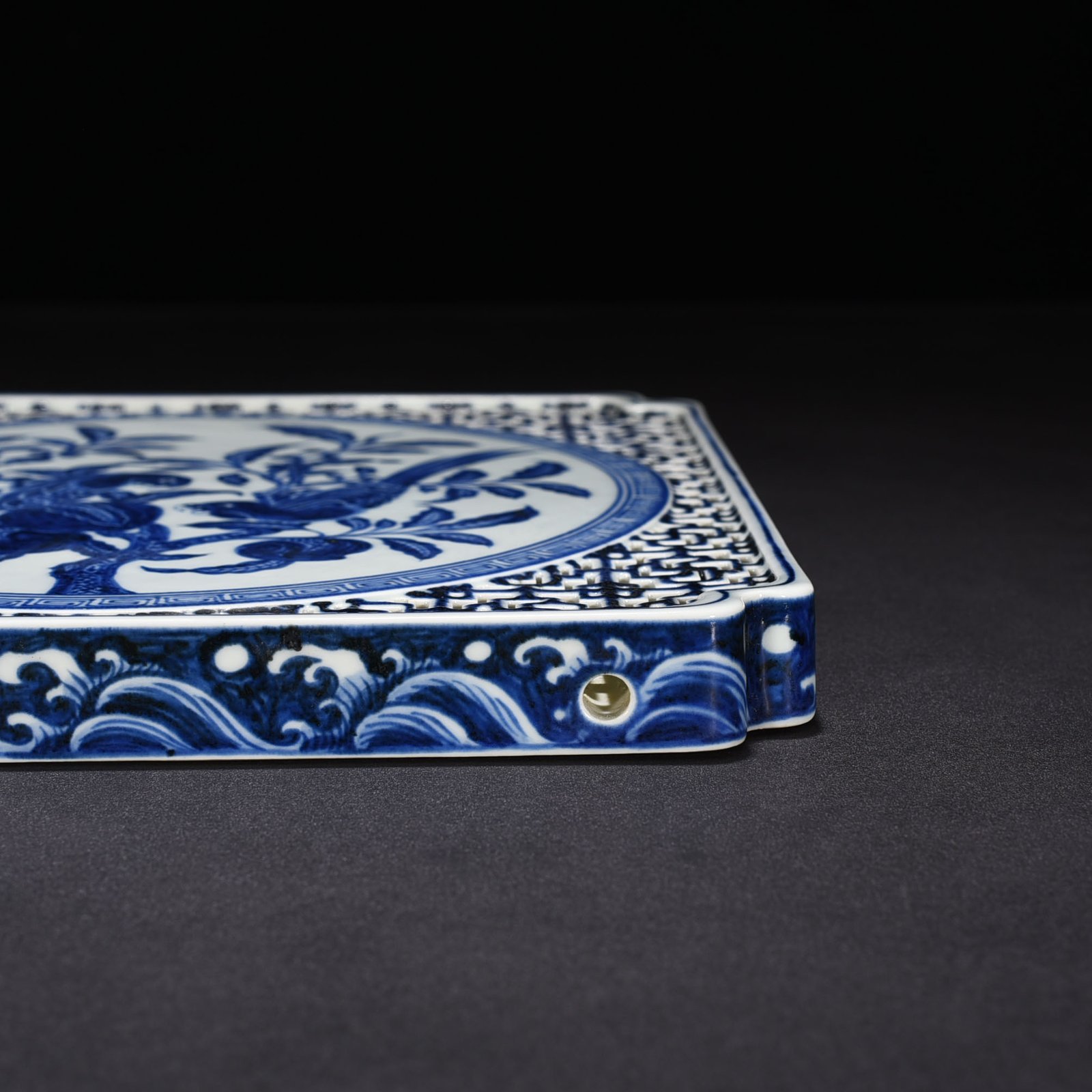 Ming Dynasty Xuande blue and white hollow tea tray with flower and bird patterns