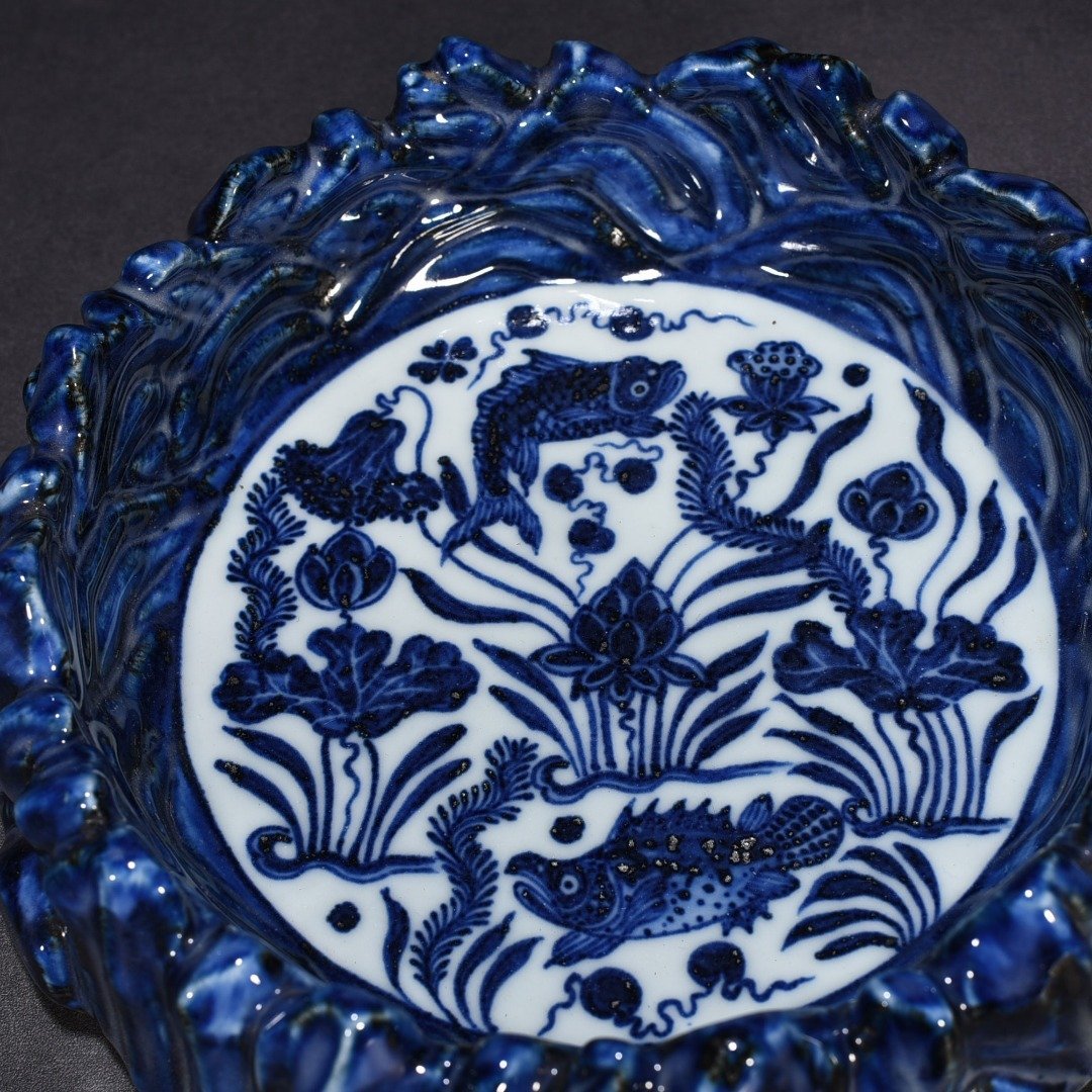 Ming Dynasty Xuande blue and white fish and algae pattern mountain-shaped brush wash