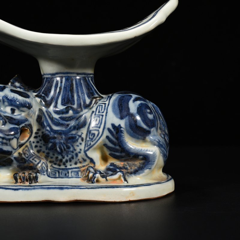 Ming Dynasty Xuande blue and white mandarin duck pattern lion pillow
