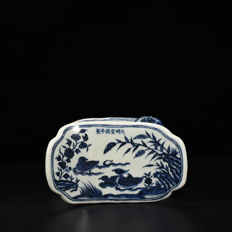 Ming Dynasty Xuande blue and white mandarin duck pattern lion pillow