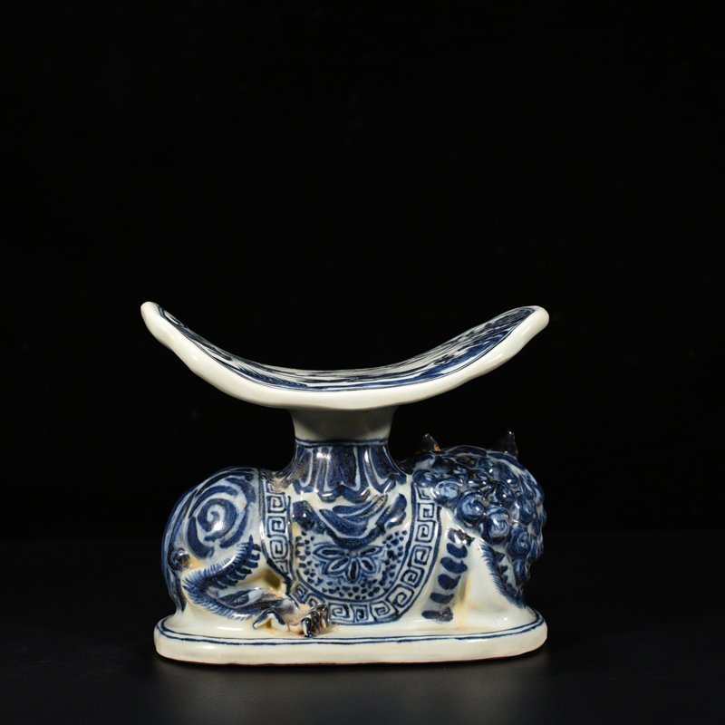 Ming Dynasty Xuande blue and white mandarin duck pattern lion pillow