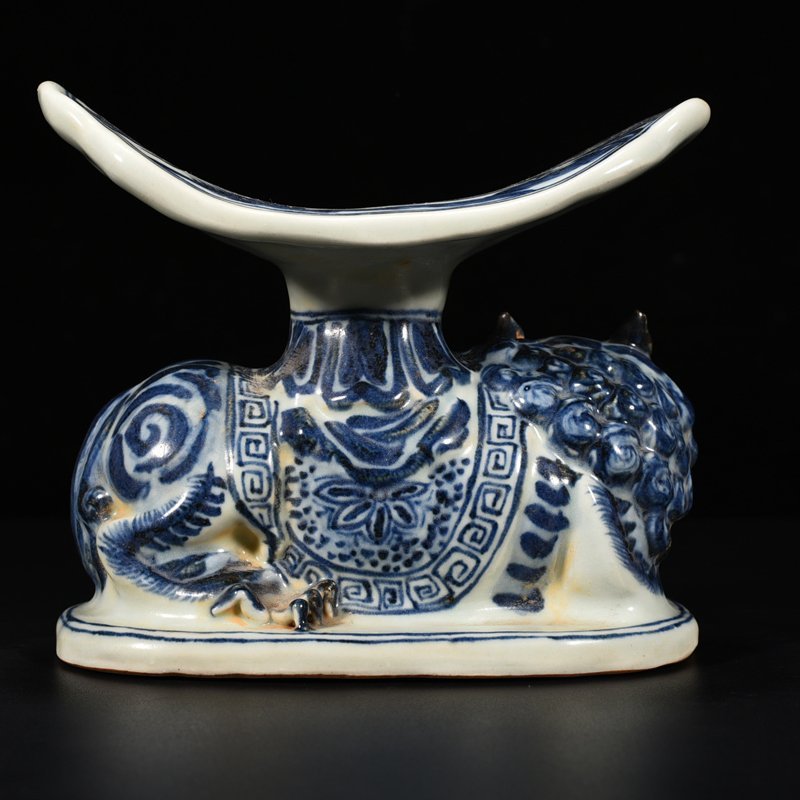 Ming Dynasty Xuande blue and white mandarin duck pattern lion pillow