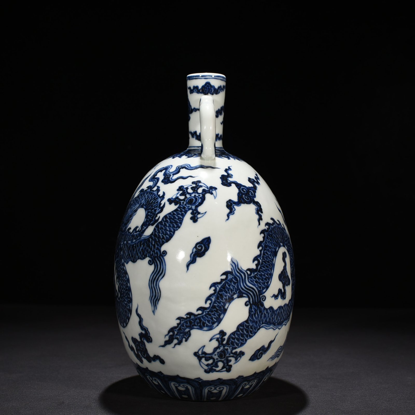 Ming Dynasty Xuande blue and white dragon pattern flat vase