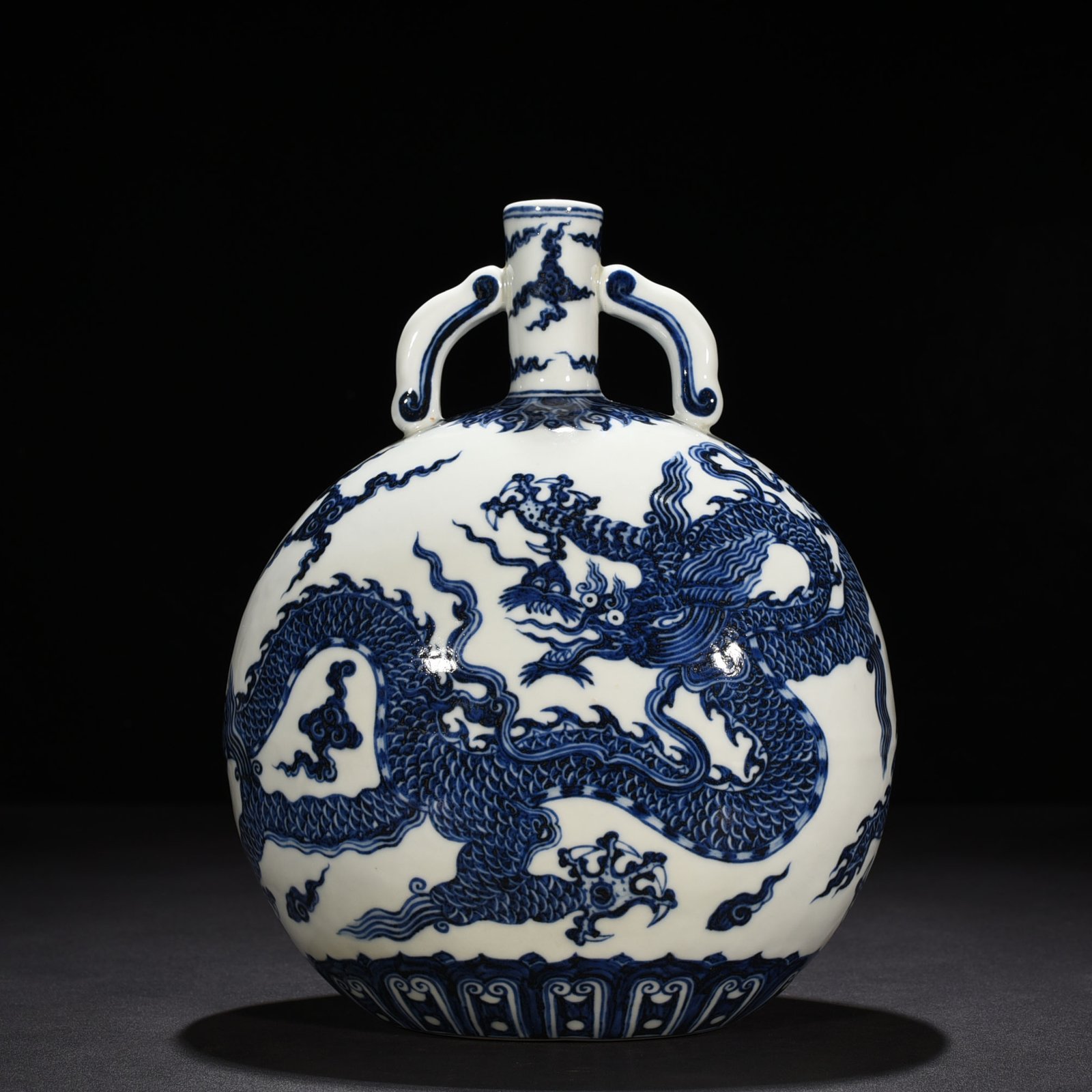 Ming Dynasty Xuande blue and white dragon pattern flat vase