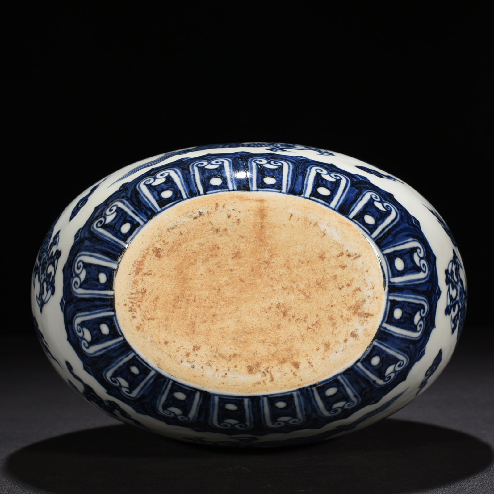 Ming Dynasty Xuande blue and white dragon pattern flat vase