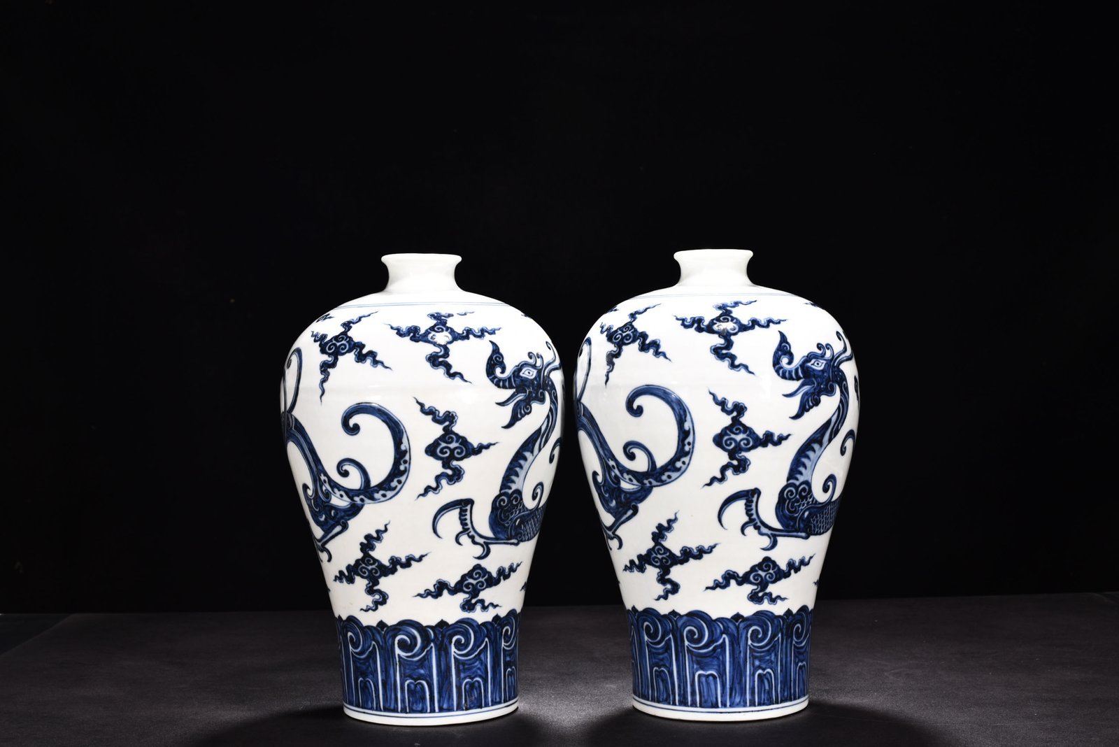 Ming Dynasty Xuande blue and white dragon pattern plum vase