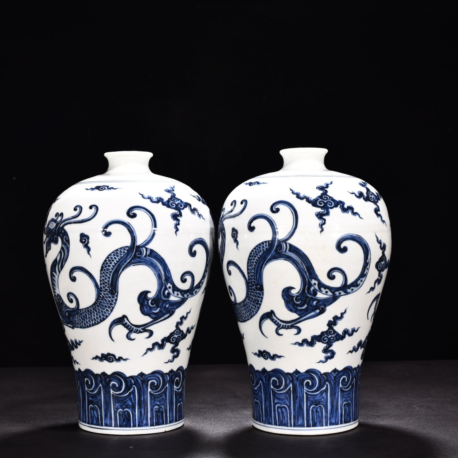 Ming Dynasty Xuande blue and white dragon pattern plum vase