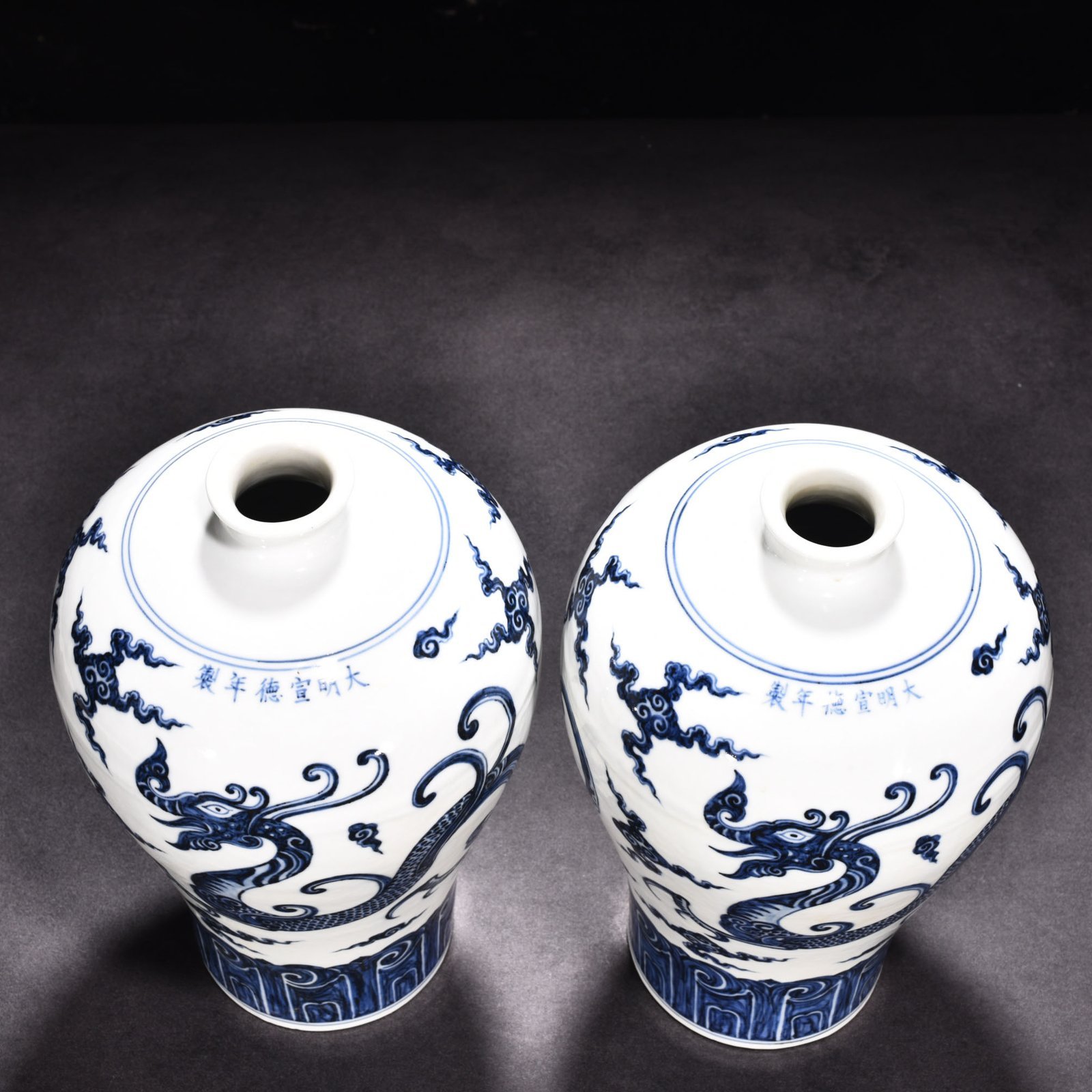 Ming Dynasty Xuande blue and white dragon pattern plum vase
