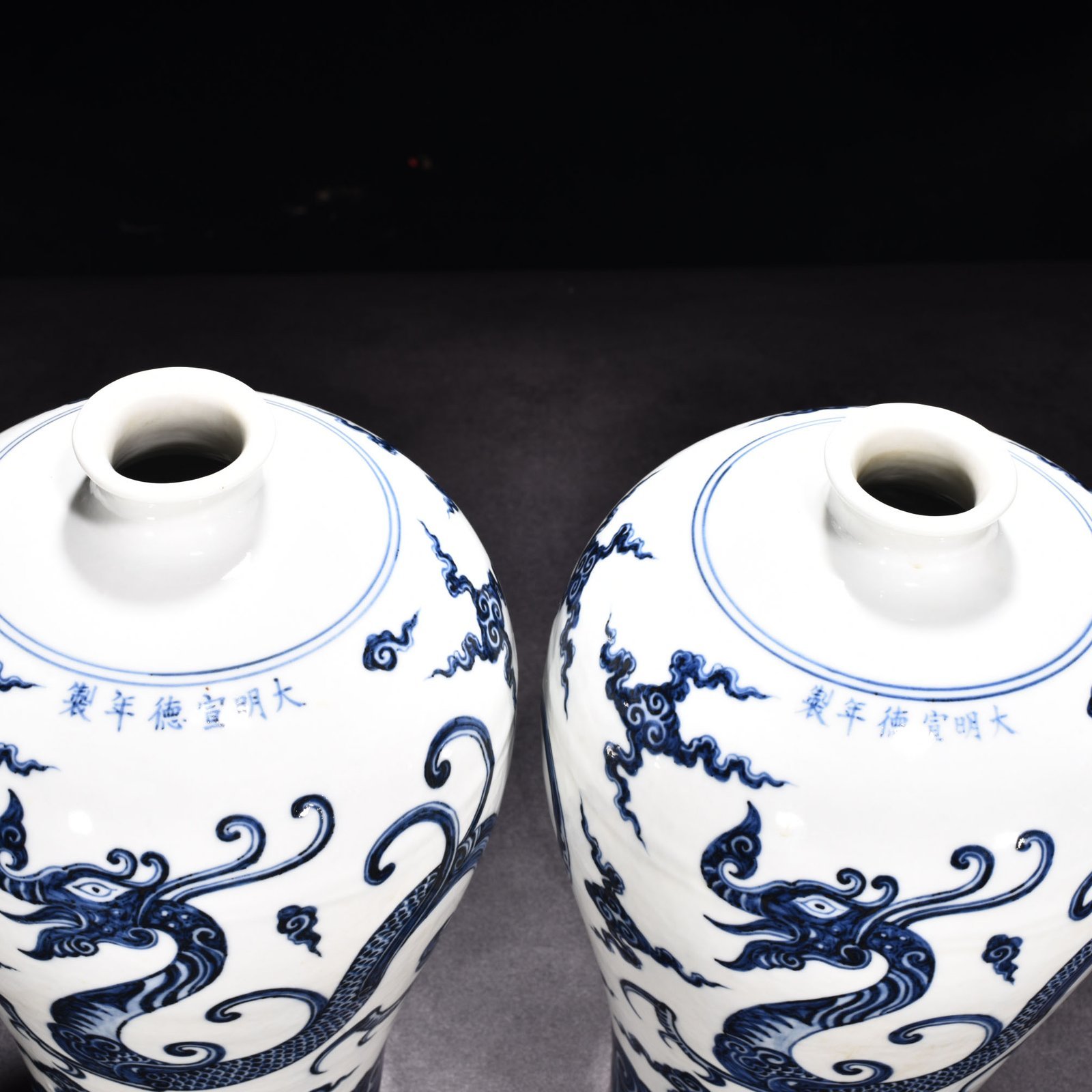 Ming Dynasty Xuande blue and white dragon pattern plum vase