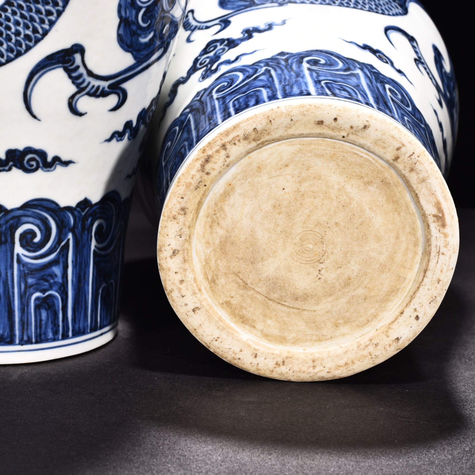 Ming Dynasty Xuande blue and white dragon pattern plum vase