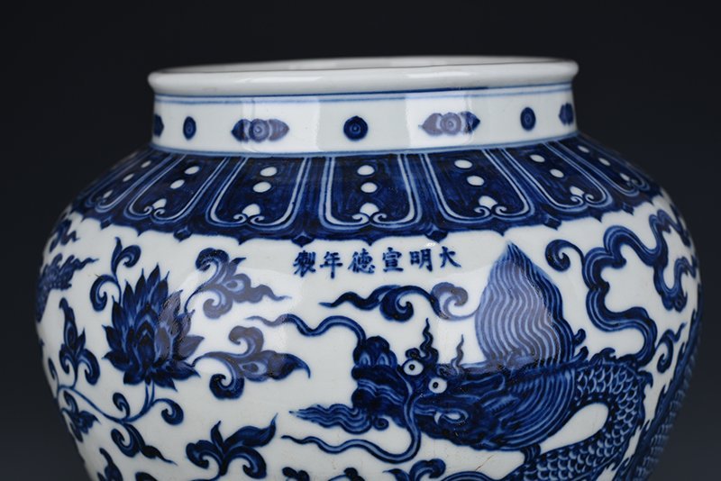 Ming Dynasty Xuande blue and white dragon pattern jar