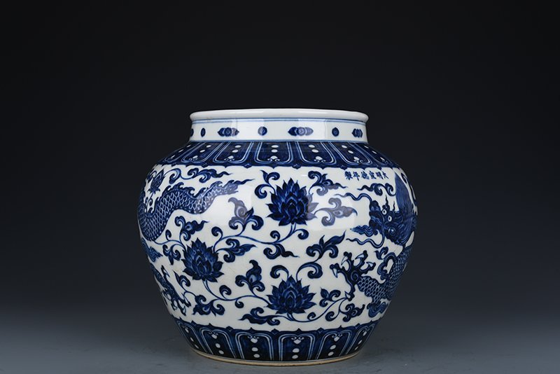 Ming Dynasty Xuande blue and white dragon pattern jar