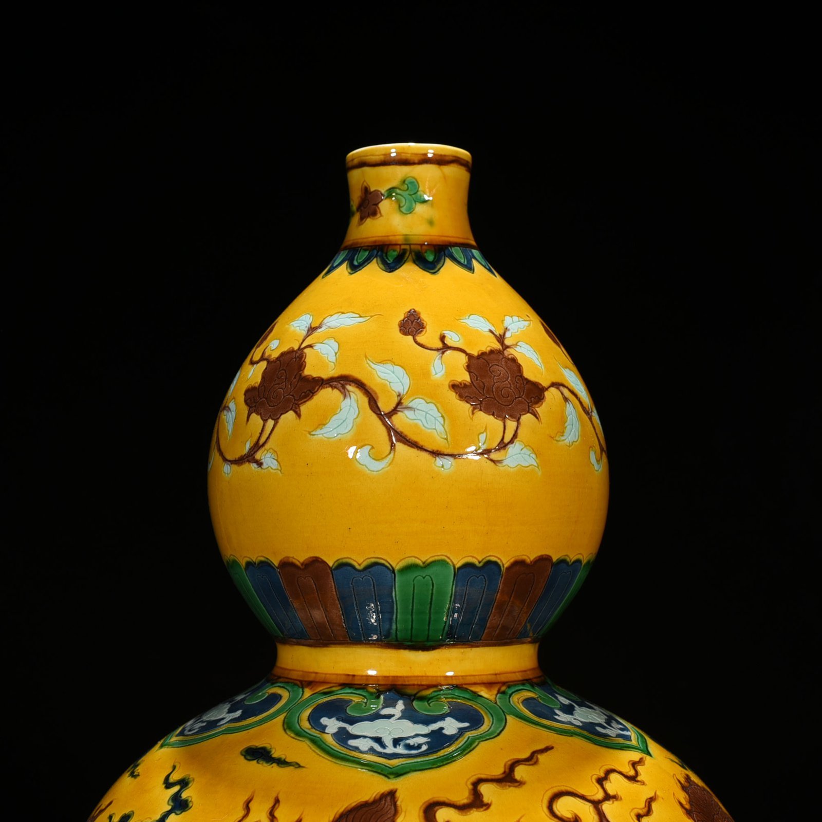 Ming Dynasty Xuande yellow ground three-color carved gourd bottle with dragon