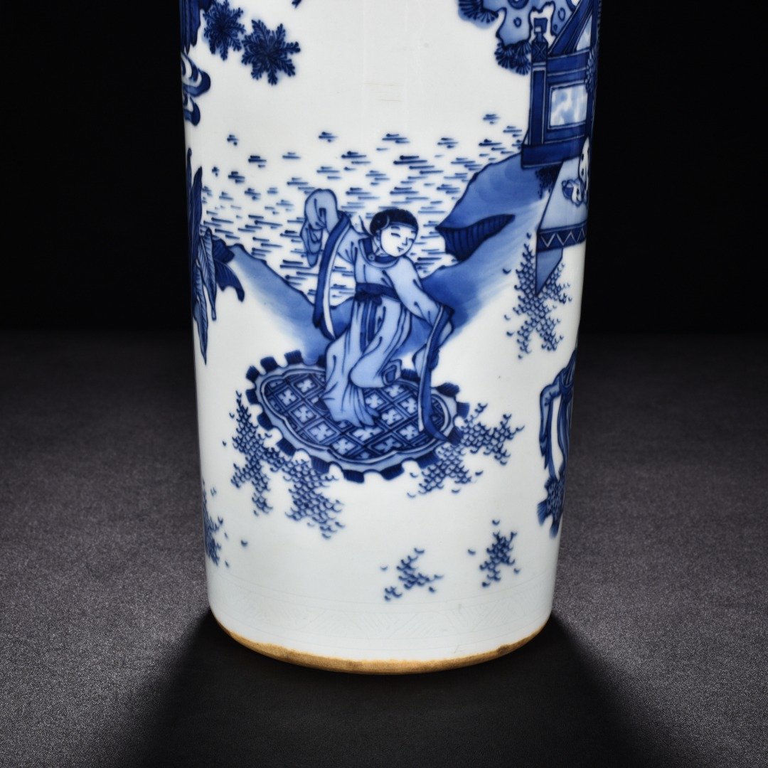 Ming Dynasty Chongzhen blue and white vase with character and story patterns