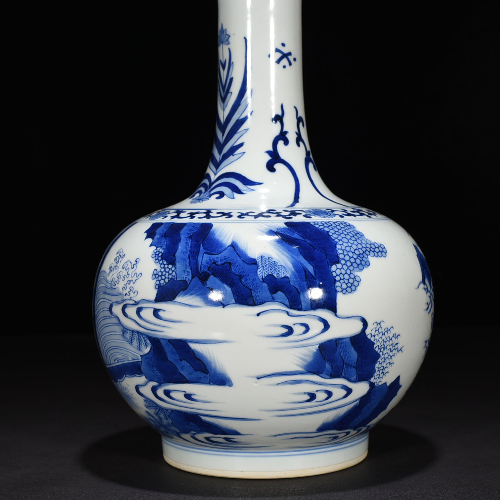 Ming Dynasty Chongzhen blue and white character story pattern flask