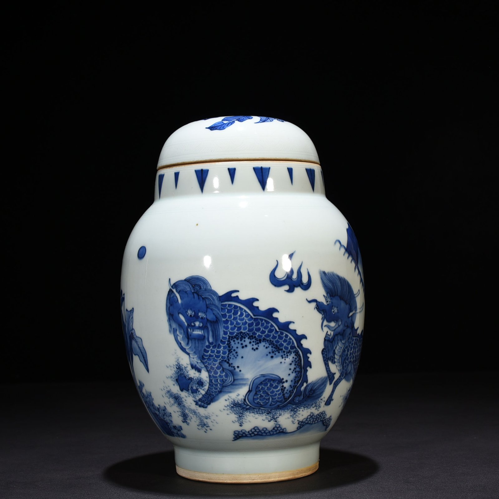 Ming Dynasty Chongzhen blue and white banana unicorn pattern lotus seed jar