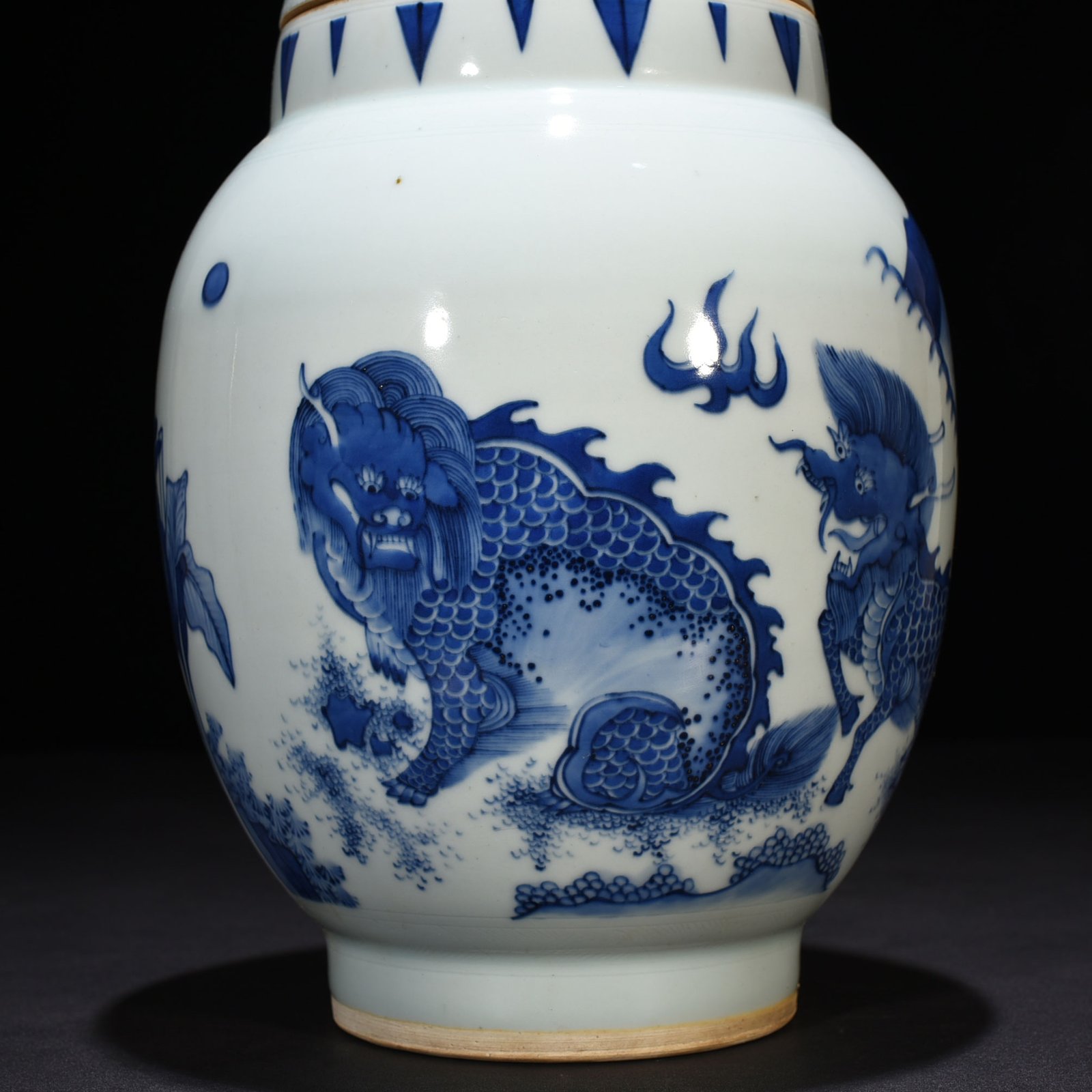 Ming Dynasty Chongzhen blue and white banana unicorn pattern lotus seed jar