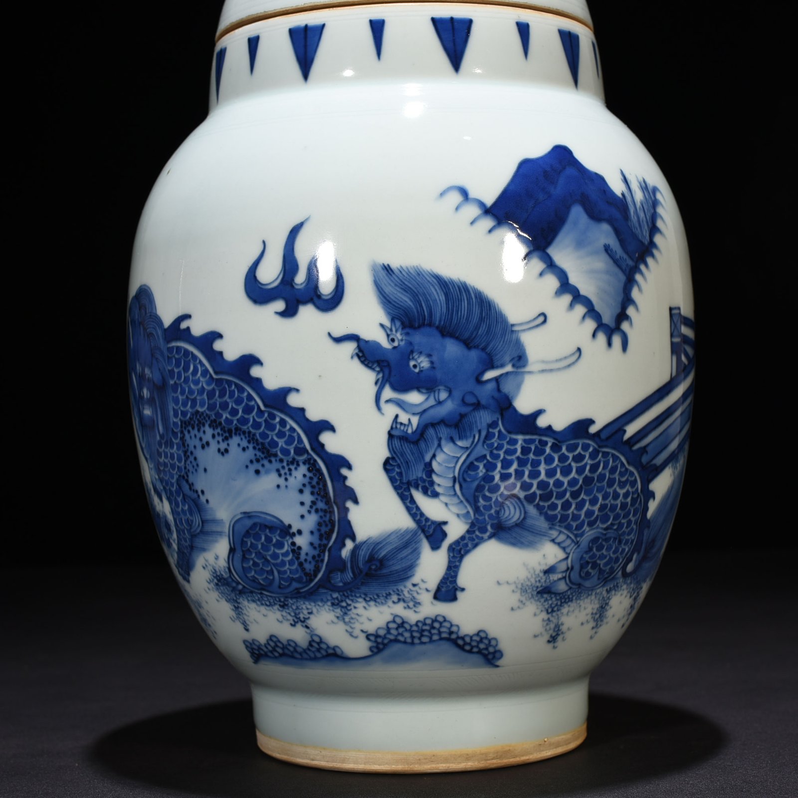 Ming Dynasty Chongzhen blue and white banana unicorn pattern lotus seed jar