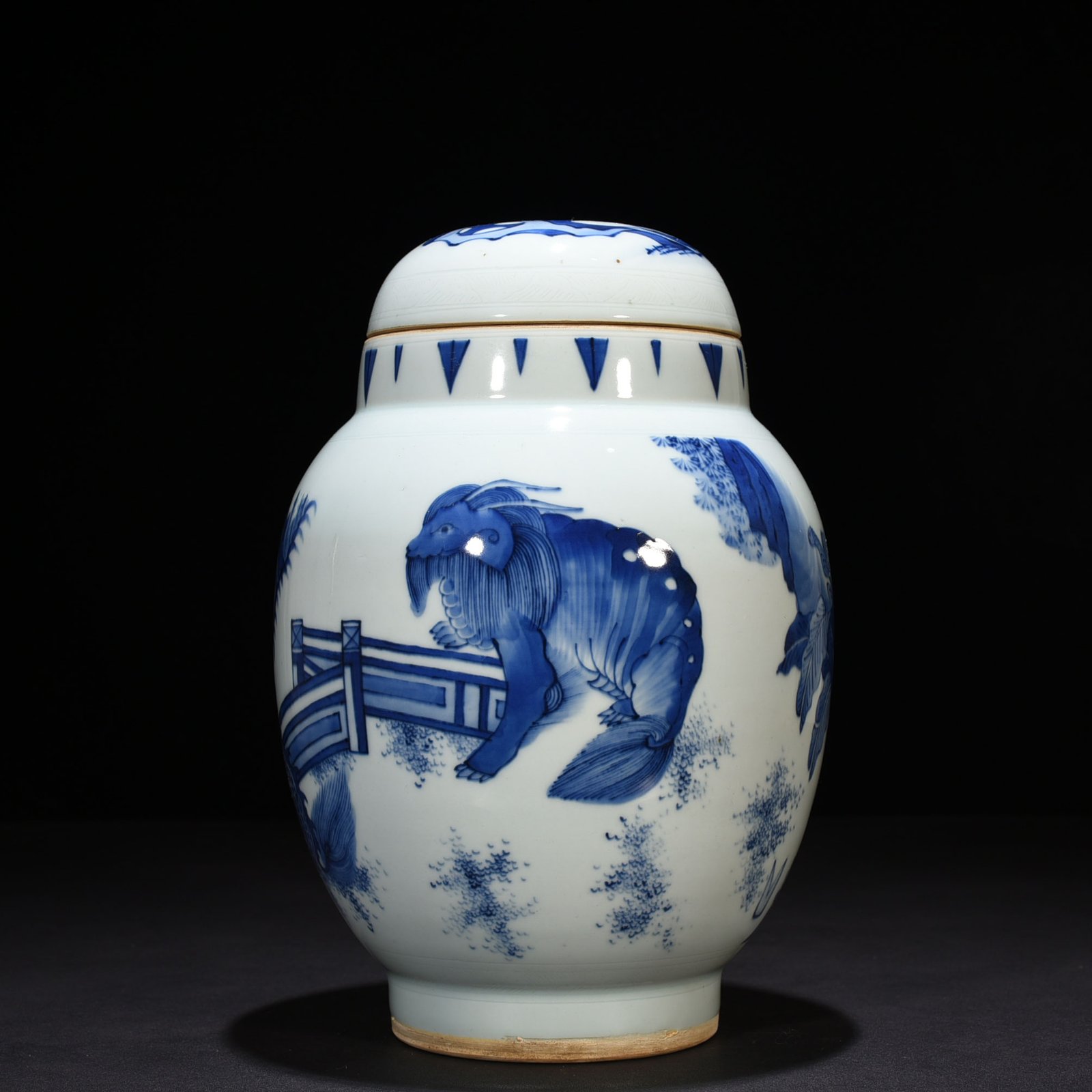 Ming Dynasty Chongzhen blue and white banana unicorn pattern lotus seed jar