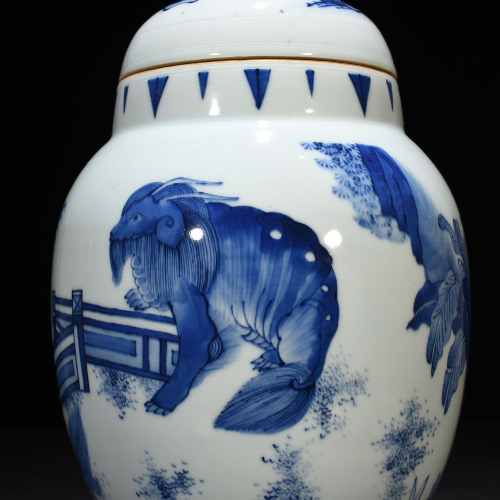 Ming Dynasty Chongzhen blue and white banana unicorn pattern lotus seed jar