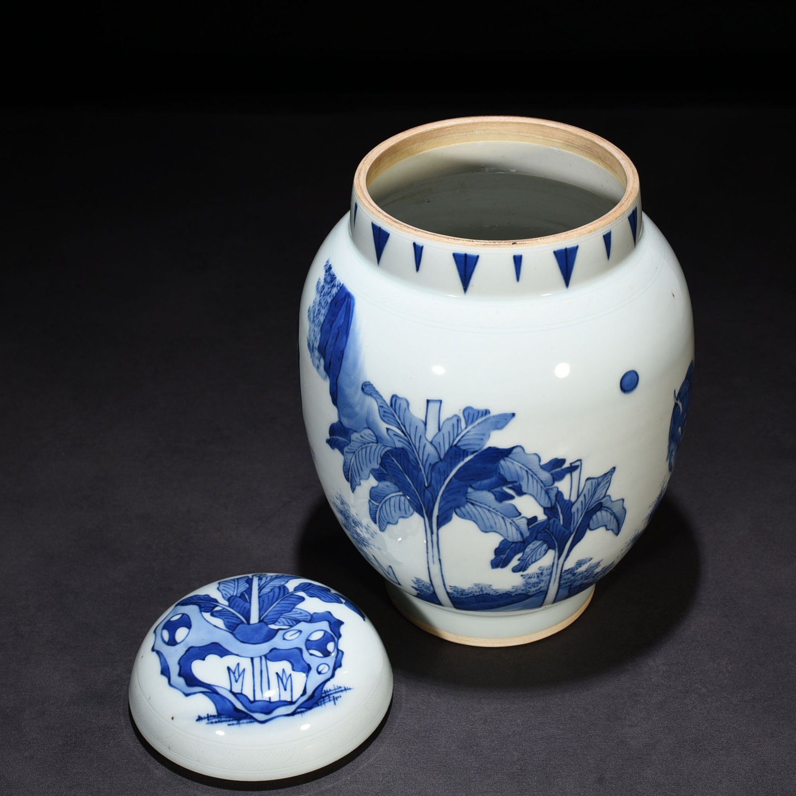 Ming Dynasty Chongzhen blue and white banana unicorn pattern lotus seed jar