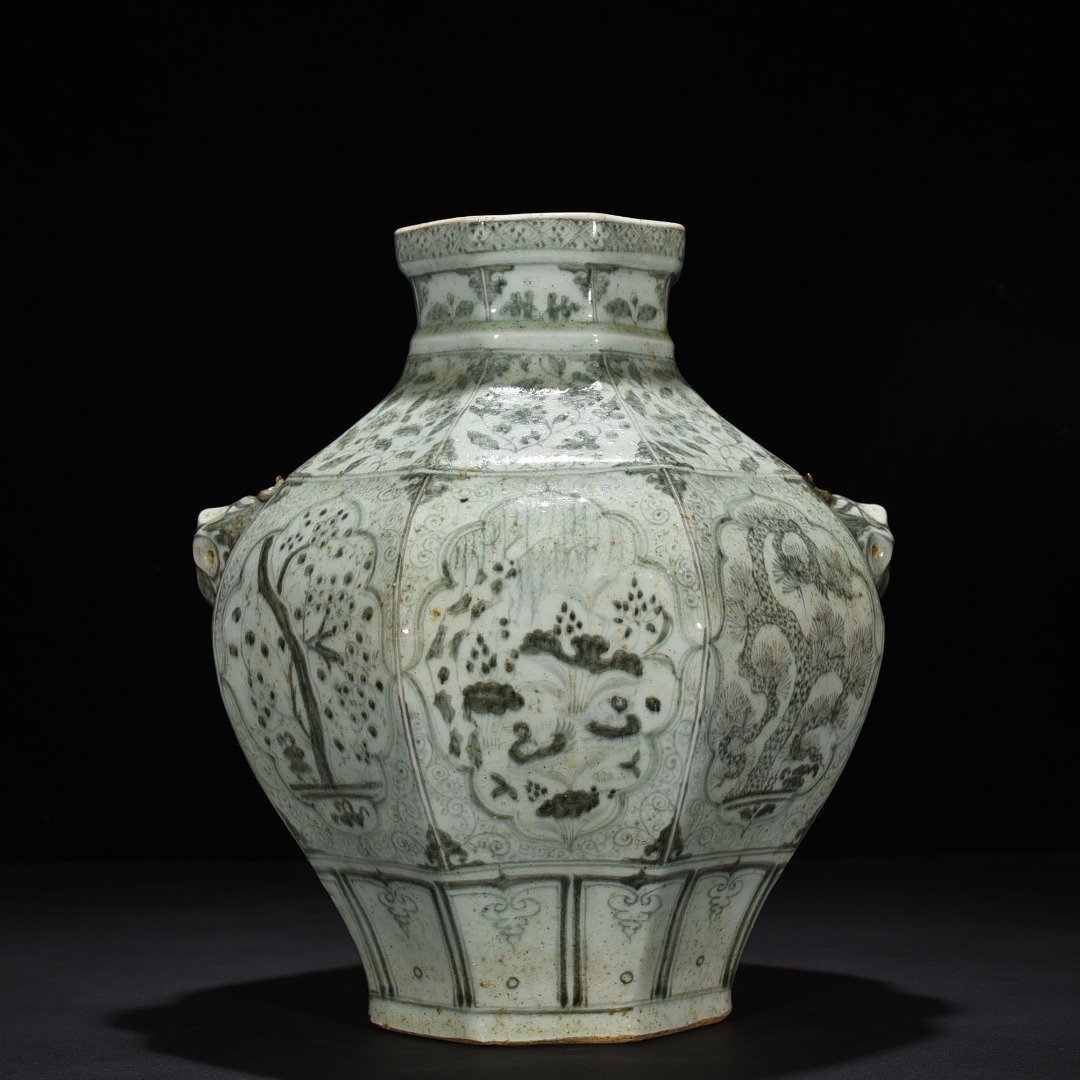 Ming Dynasty Jianwen blue and white pine bamboo and plum pattern animal ear octagonal jar