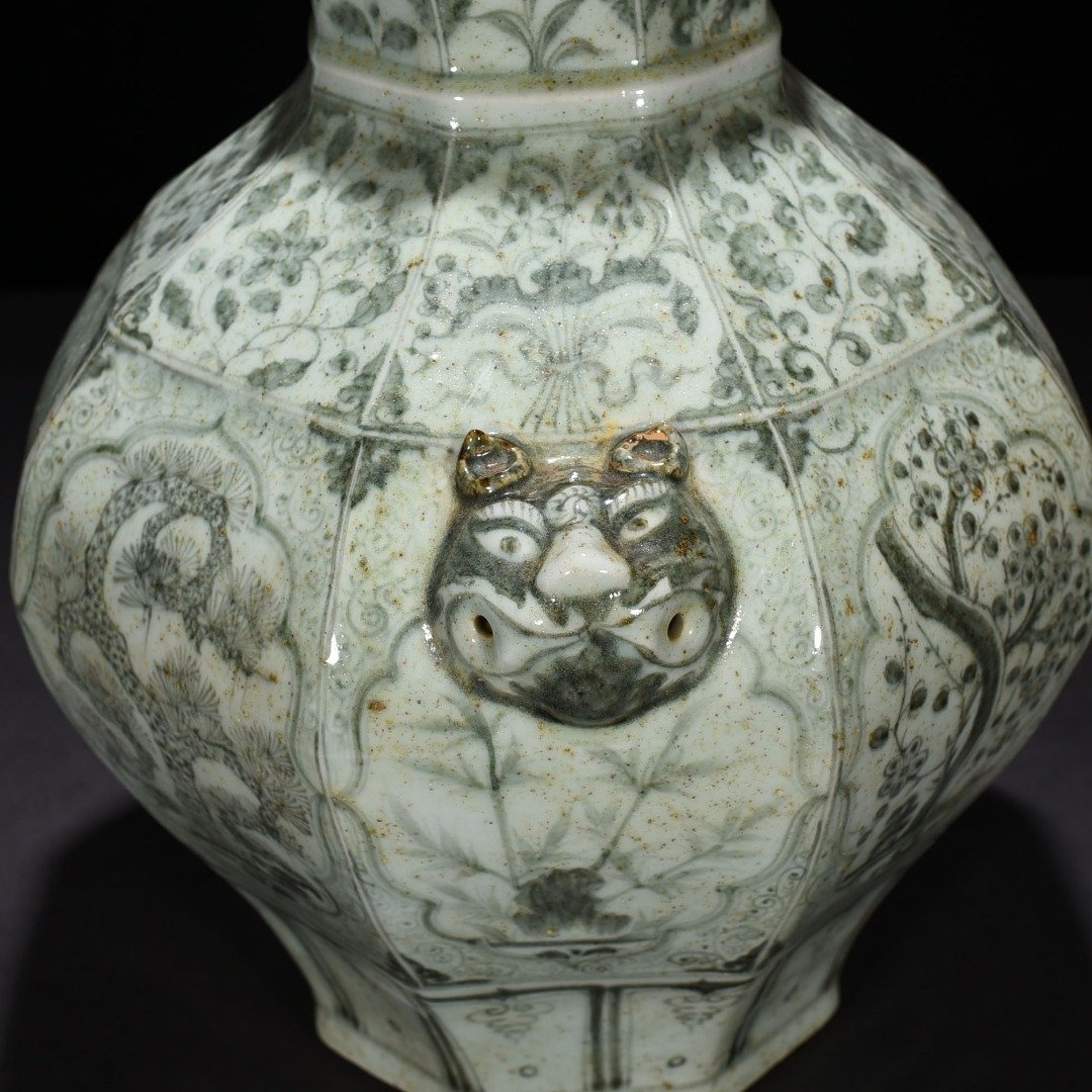 Ming Dynasty Jianwen blue and white pine bamboo and plum pattern animal ear octagonal jar