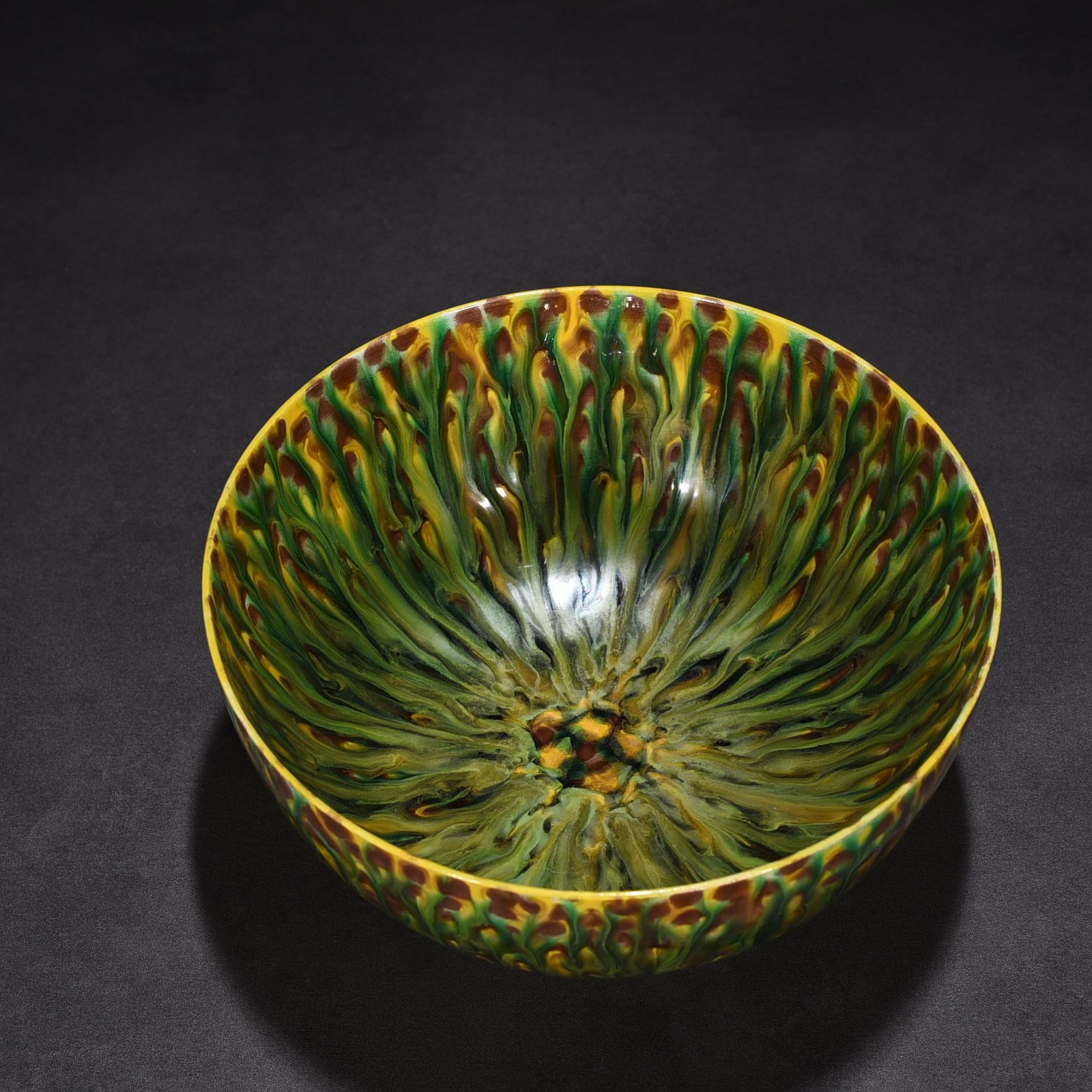 Ming Dynasty Hongzhi three-color spotted Arhat bowl