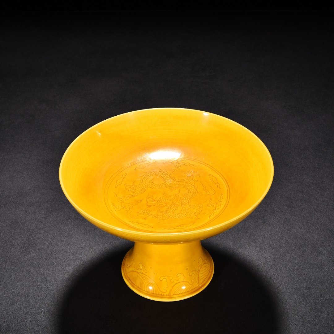 Ming Dynasty Hongzhi jiaoyellow glaze engraved cloud and dragon pattern tall plate