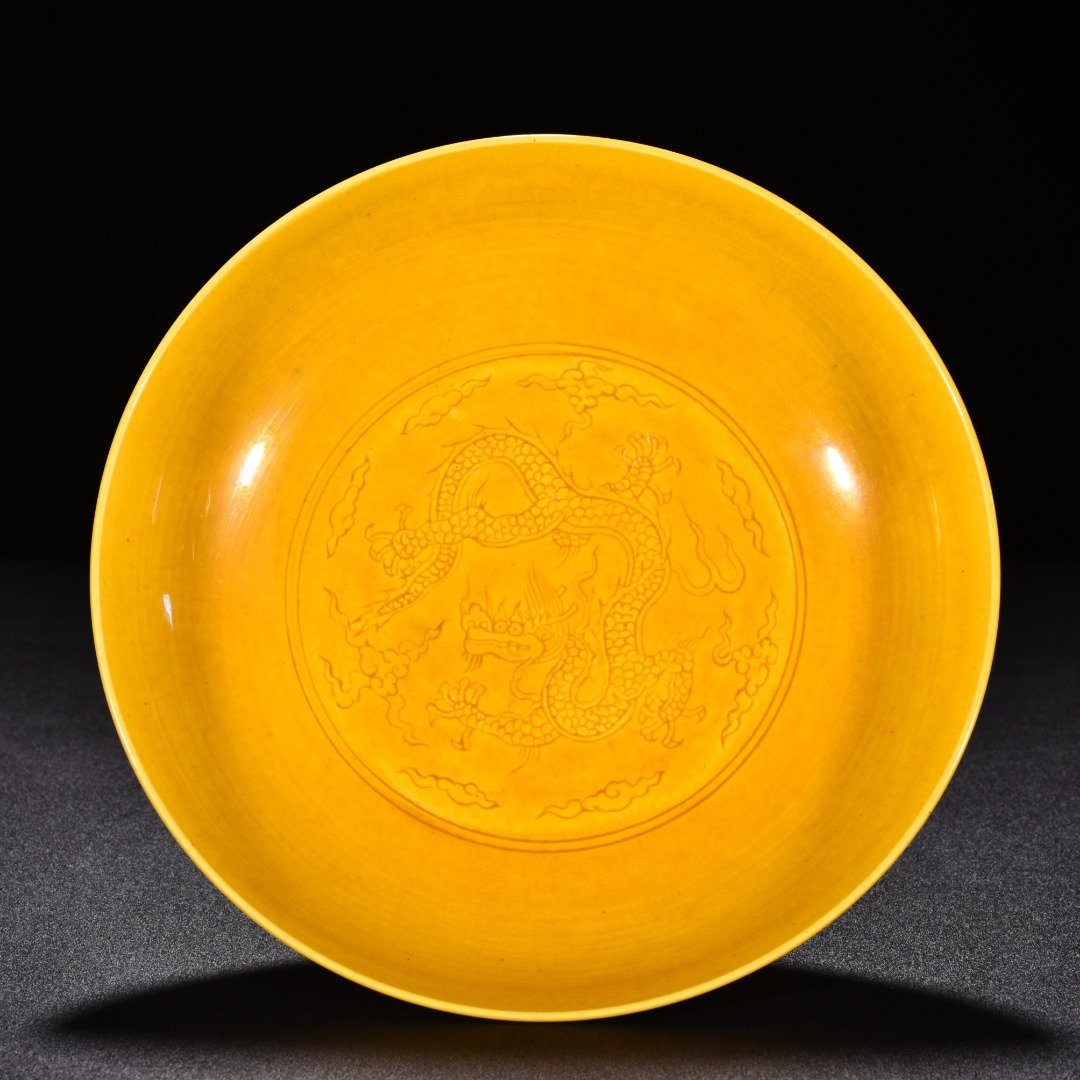 Ming Dynasty Hongzhi jiaoyellow glaze engraved cloud and dragon pattern tall plate