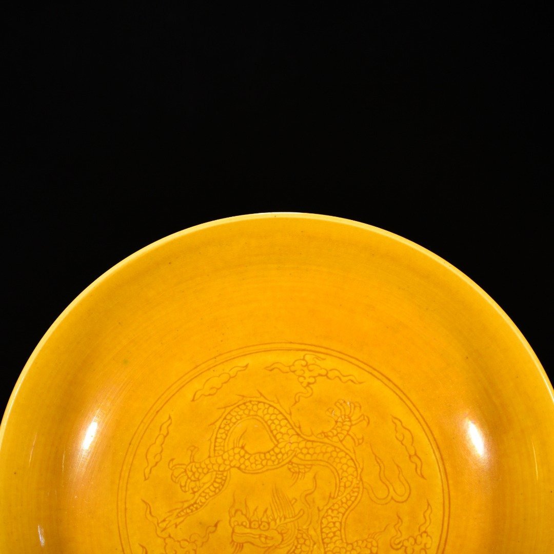 Ming Dynasty Hongzhi jiaoyellow glaze engraved cloud and dragon pattern tall plate