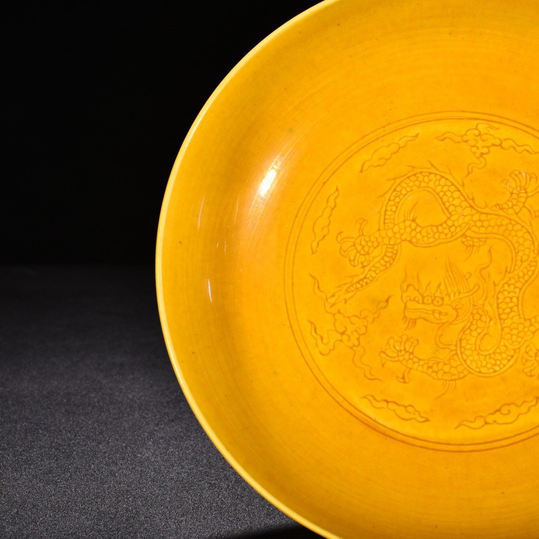 Ming Dynasty Hongzhi jiaoyellow glaze engraved cloud and dragon pattern tall plate
