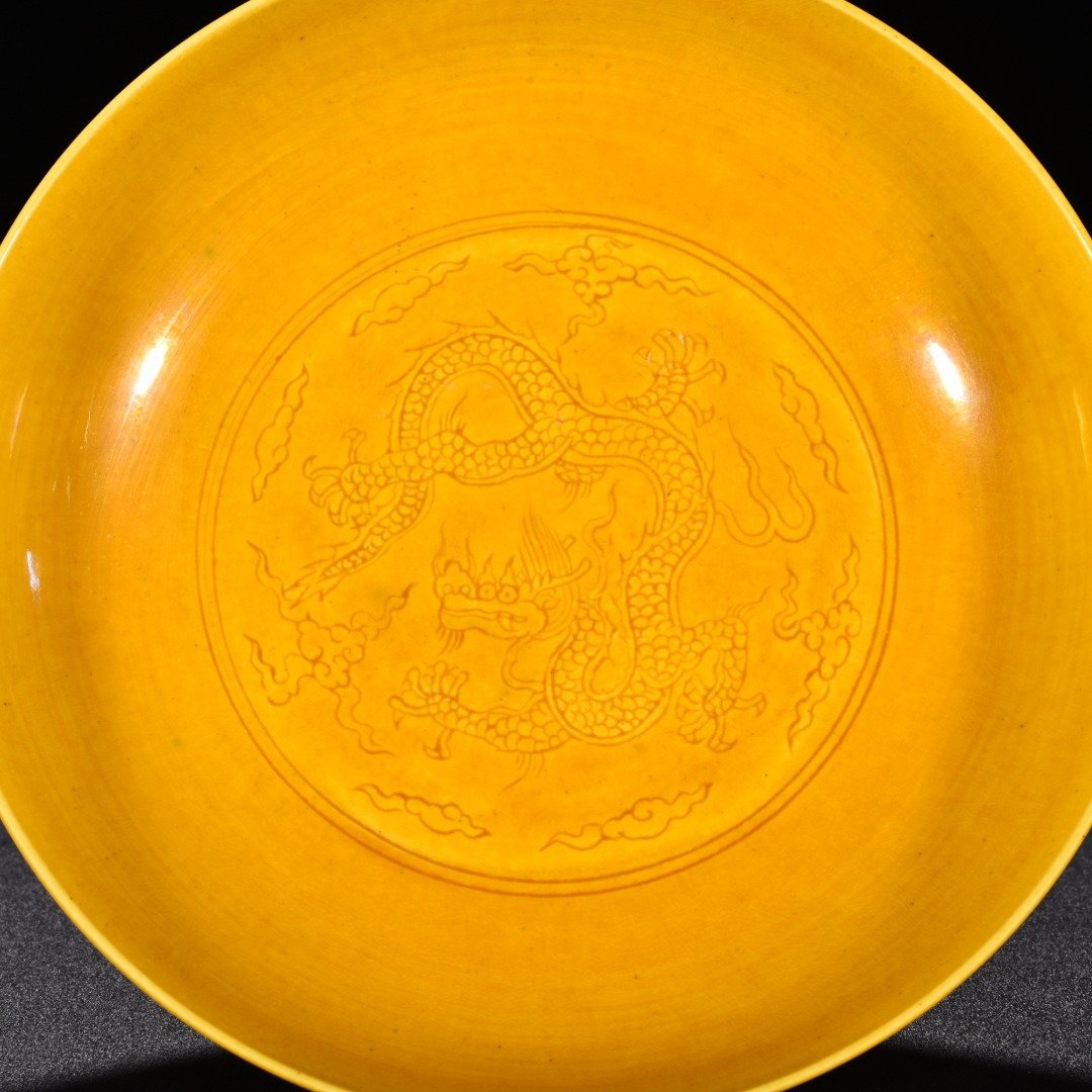 Ming Dynasty Hongzhi jiaoyellow glaze engraved cloud and dragon pattern tall plate