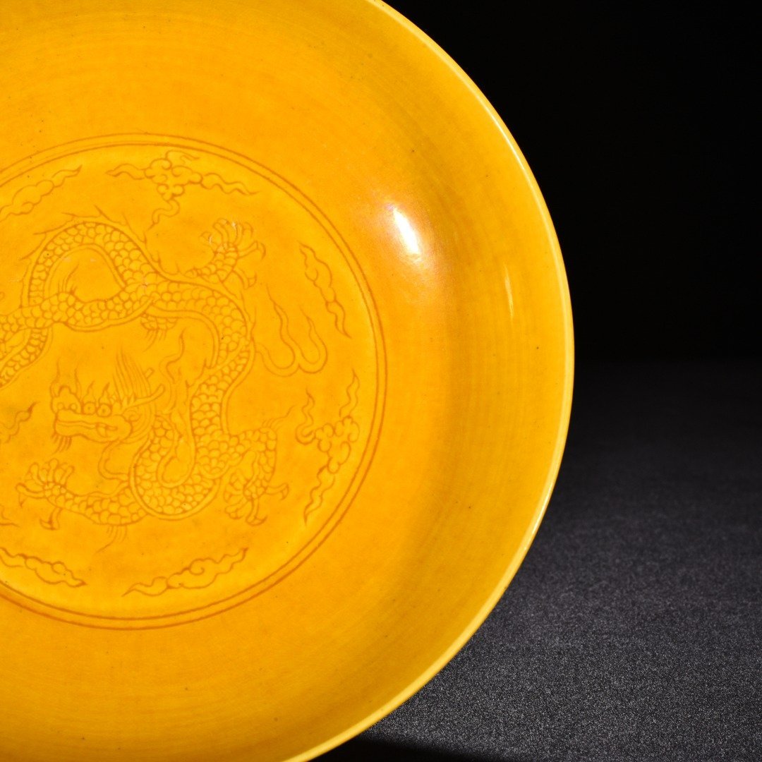 Ming Dynasty Hongzhi jiaoyellow glaze engraved cloud and dragon pattern tall plate